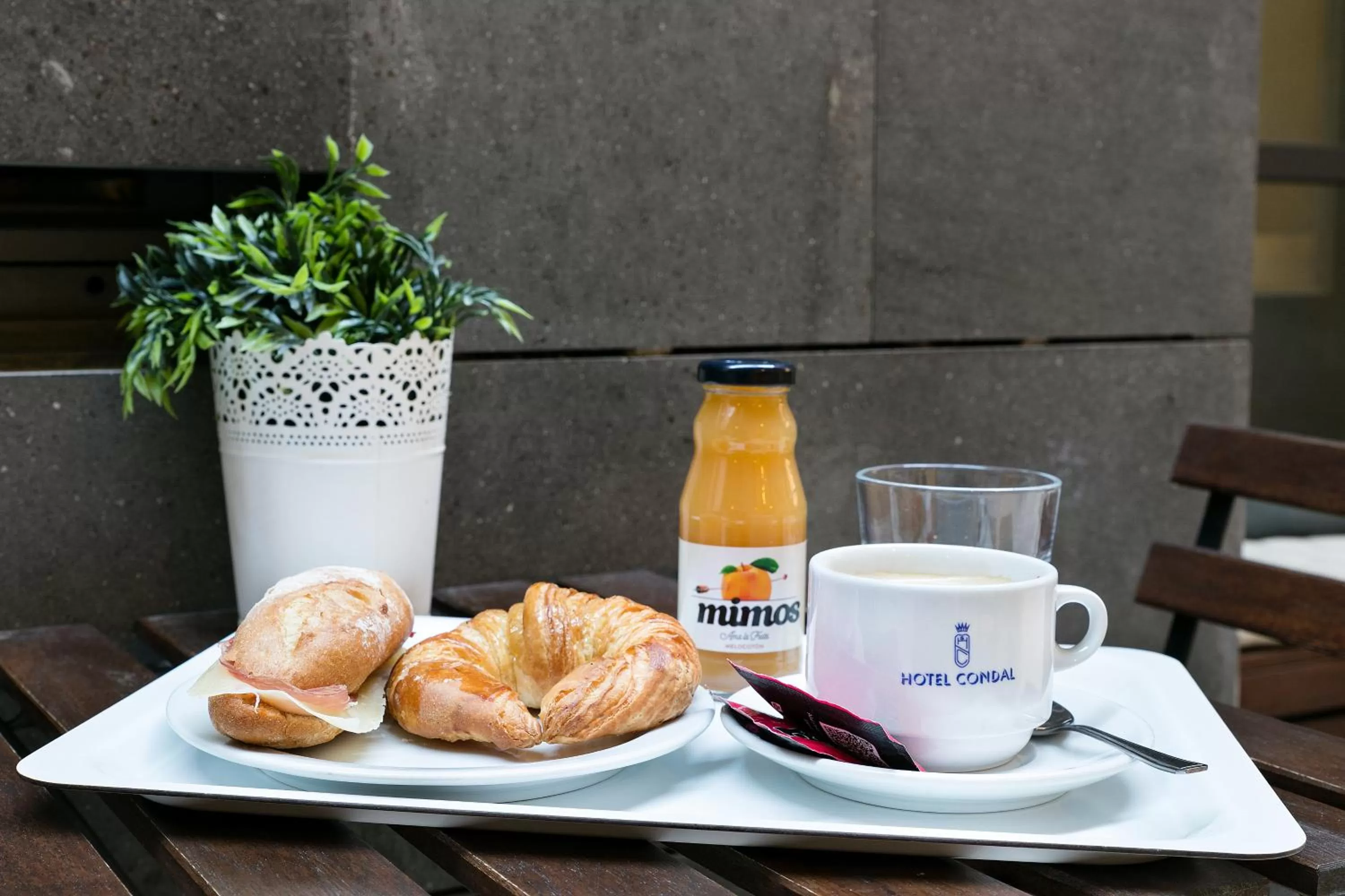 Food and drinks in Hotel Condal