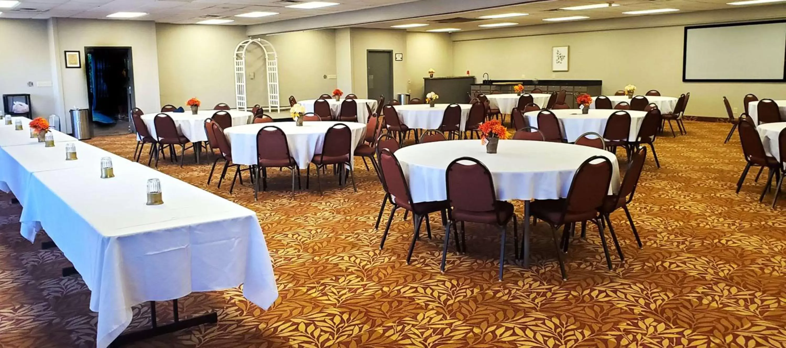 Photo of the whole room, Restaurant/Places to Eat in Best Western Branson Inn and Conference Center