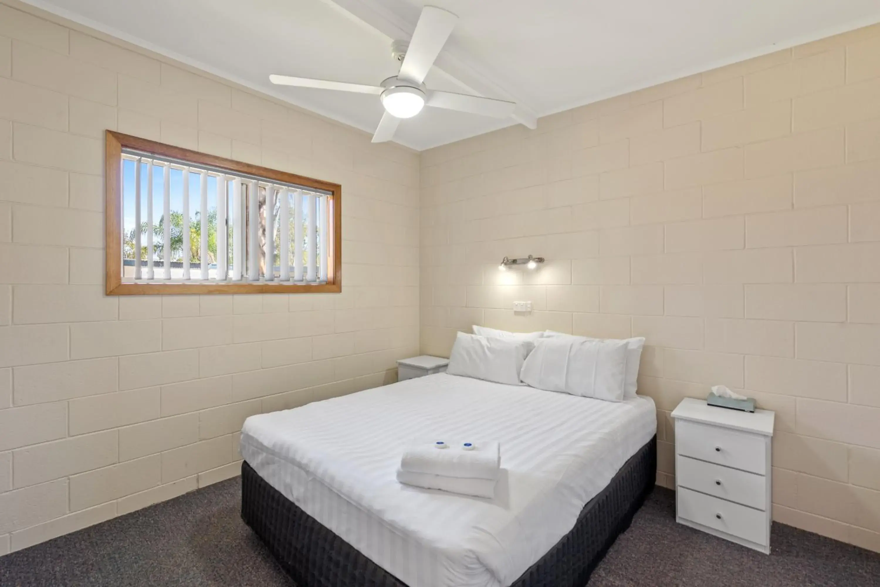Bedroom, Bed in Discovery Parks - Lake Bonney