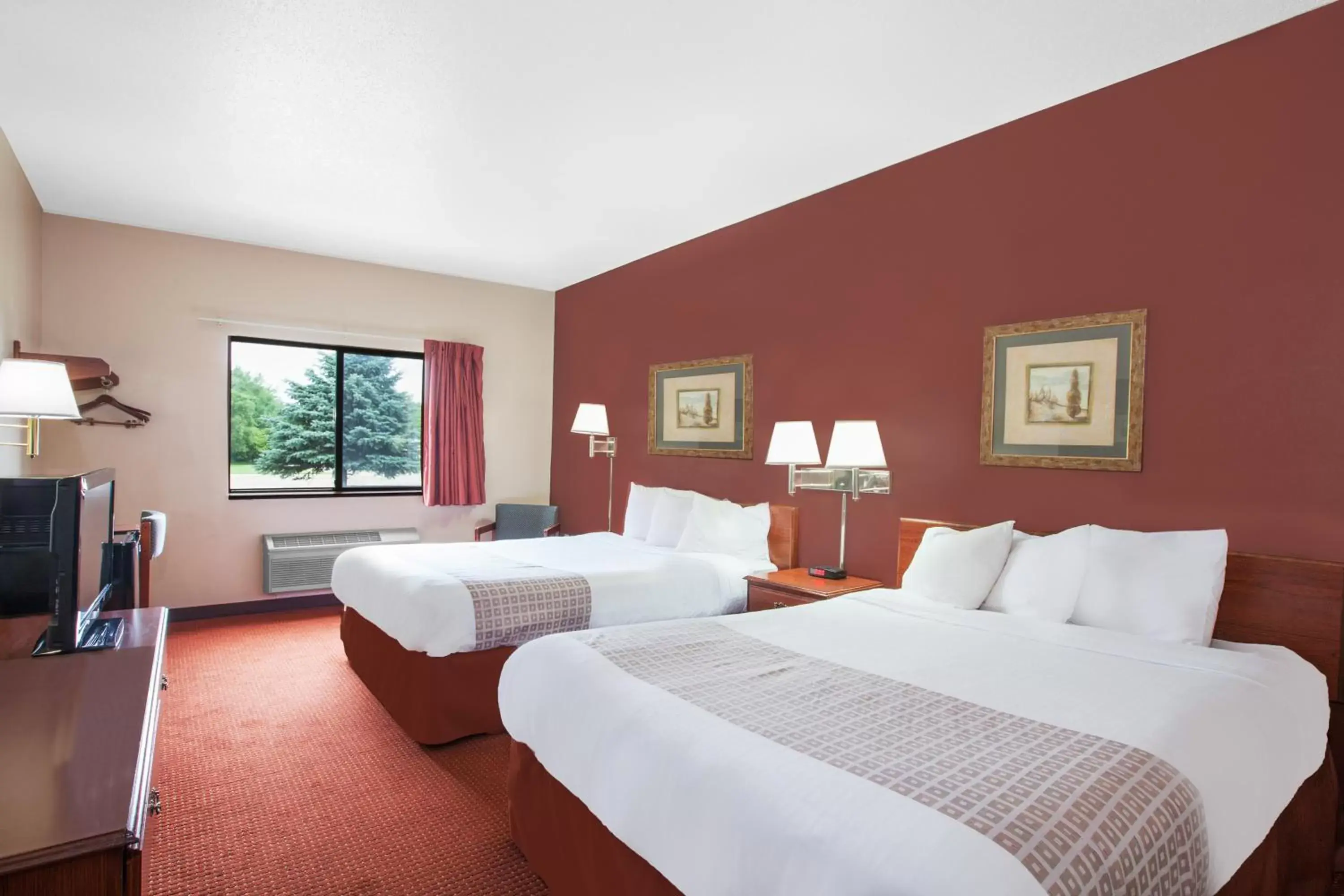 Photo of the whole room, Bed in Super 8 by Wyndham Mason City