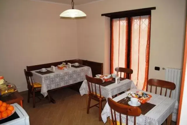 Communal kitchen, Restaurant/Places to Eat in B&B Insula Portus