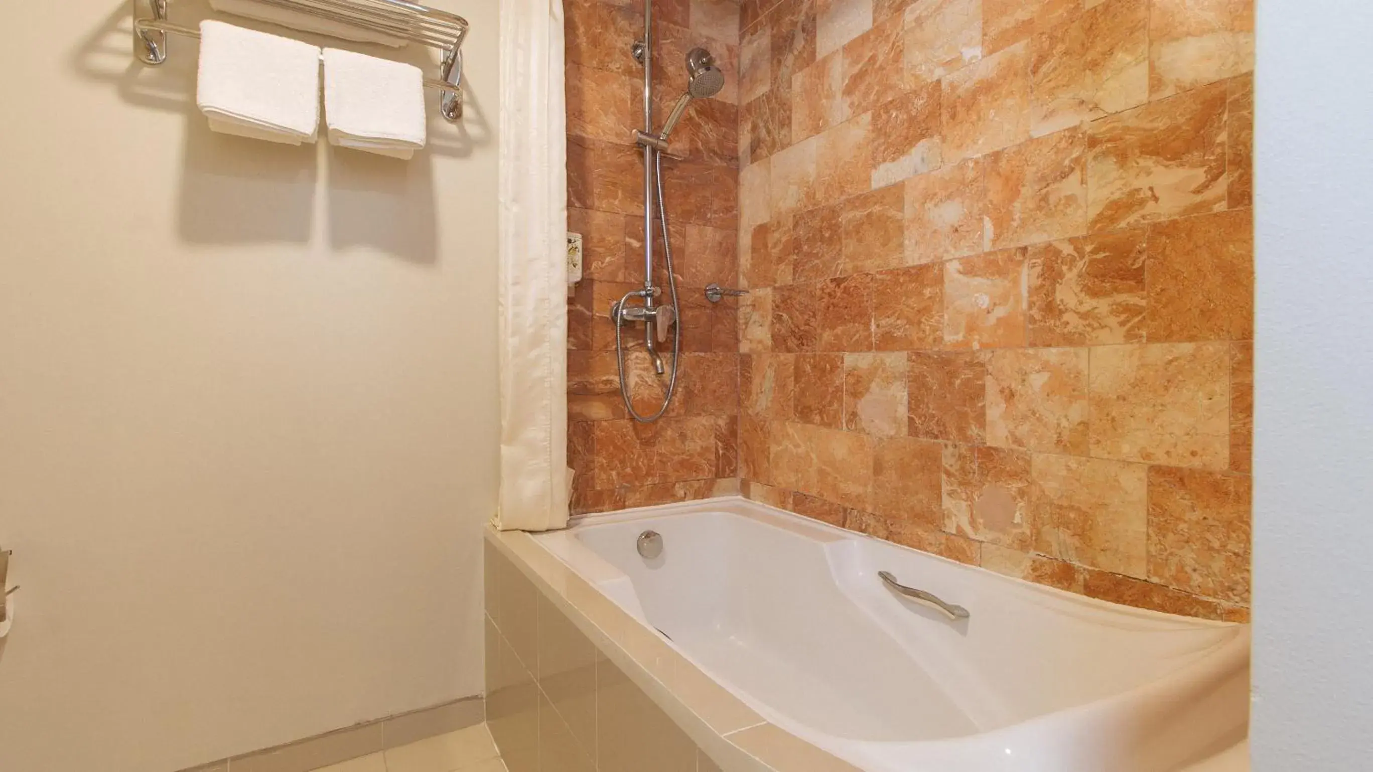 Bath, Bathroom in RedDoorz Premium @ The Residences Olympia Makati