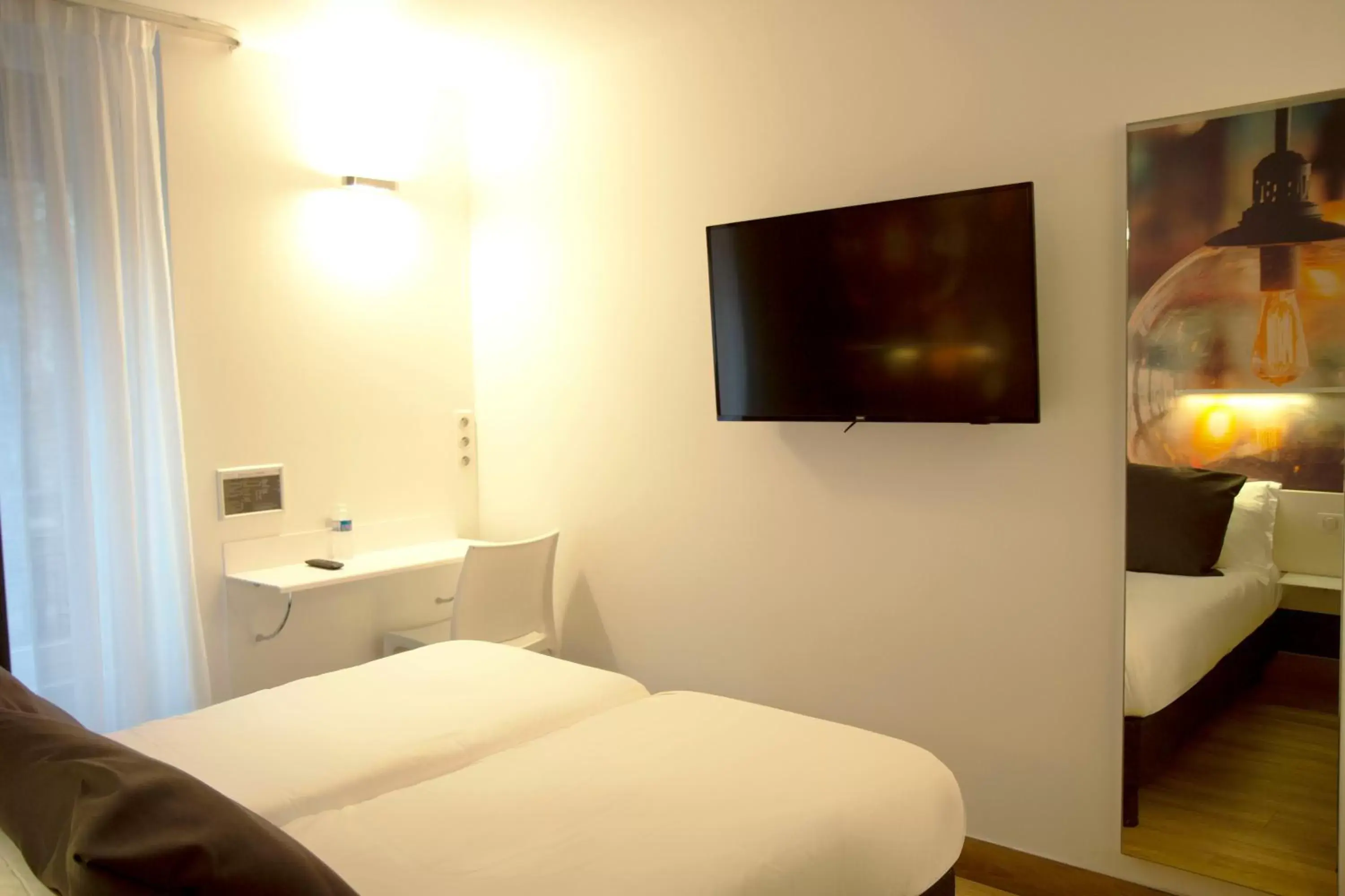 Bedroom, TV/Entertainment Center in Best Western Hotel Le Montparnasse