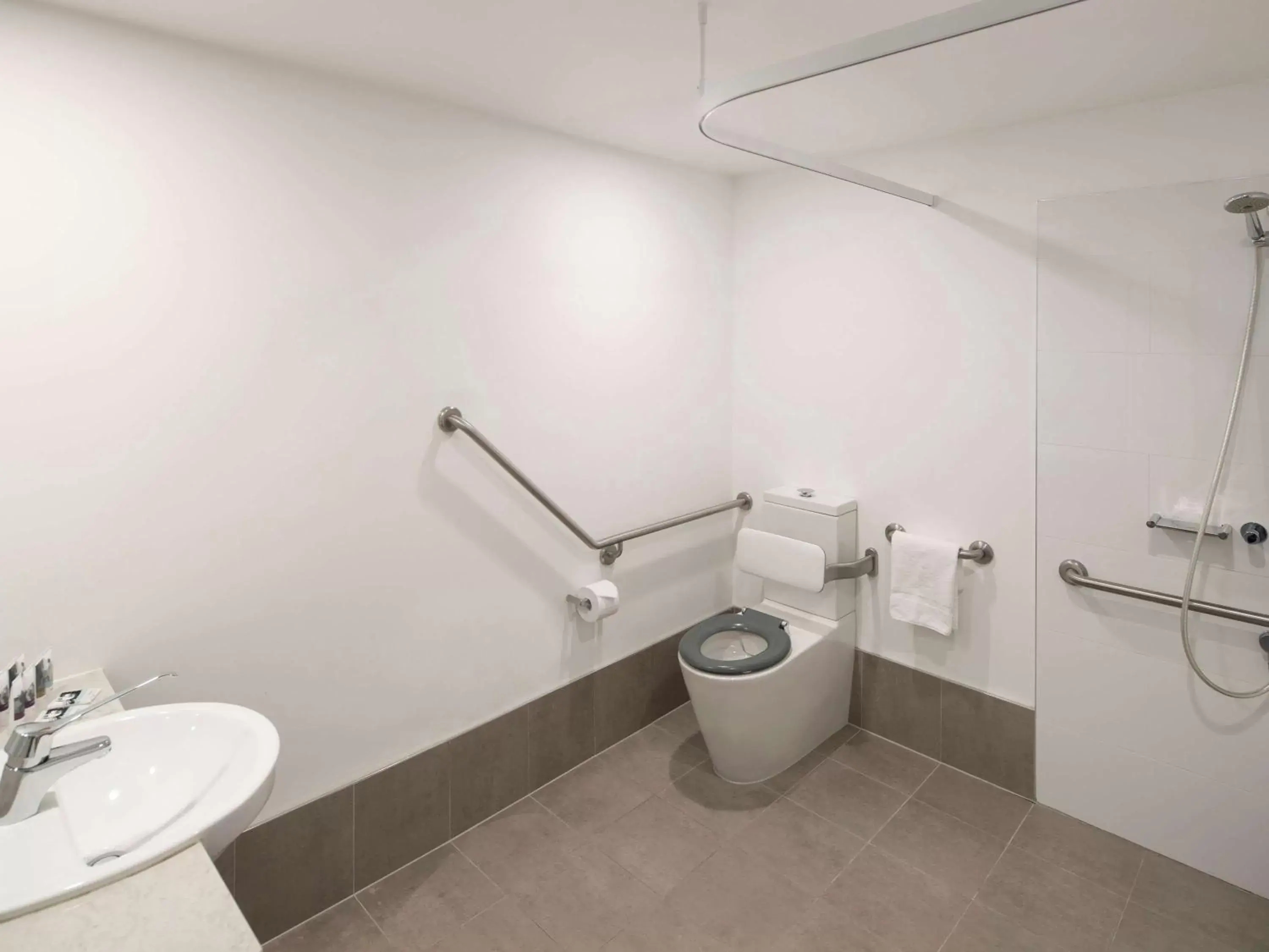 Bathroom in Mercure Sydney Blacktown