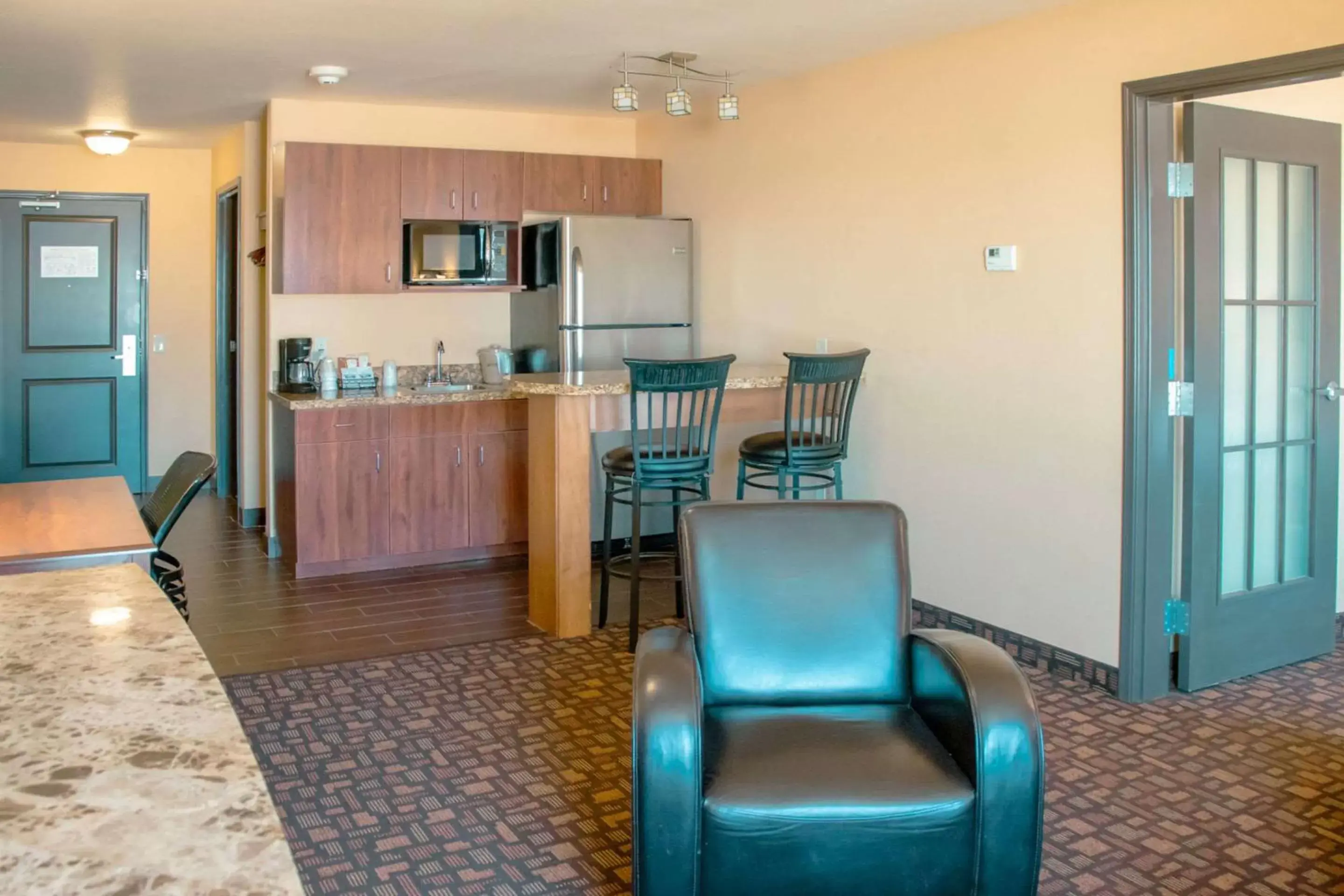 Bedroom, Kitchen/Kitchenette in Expressway Suites of Grand Forks