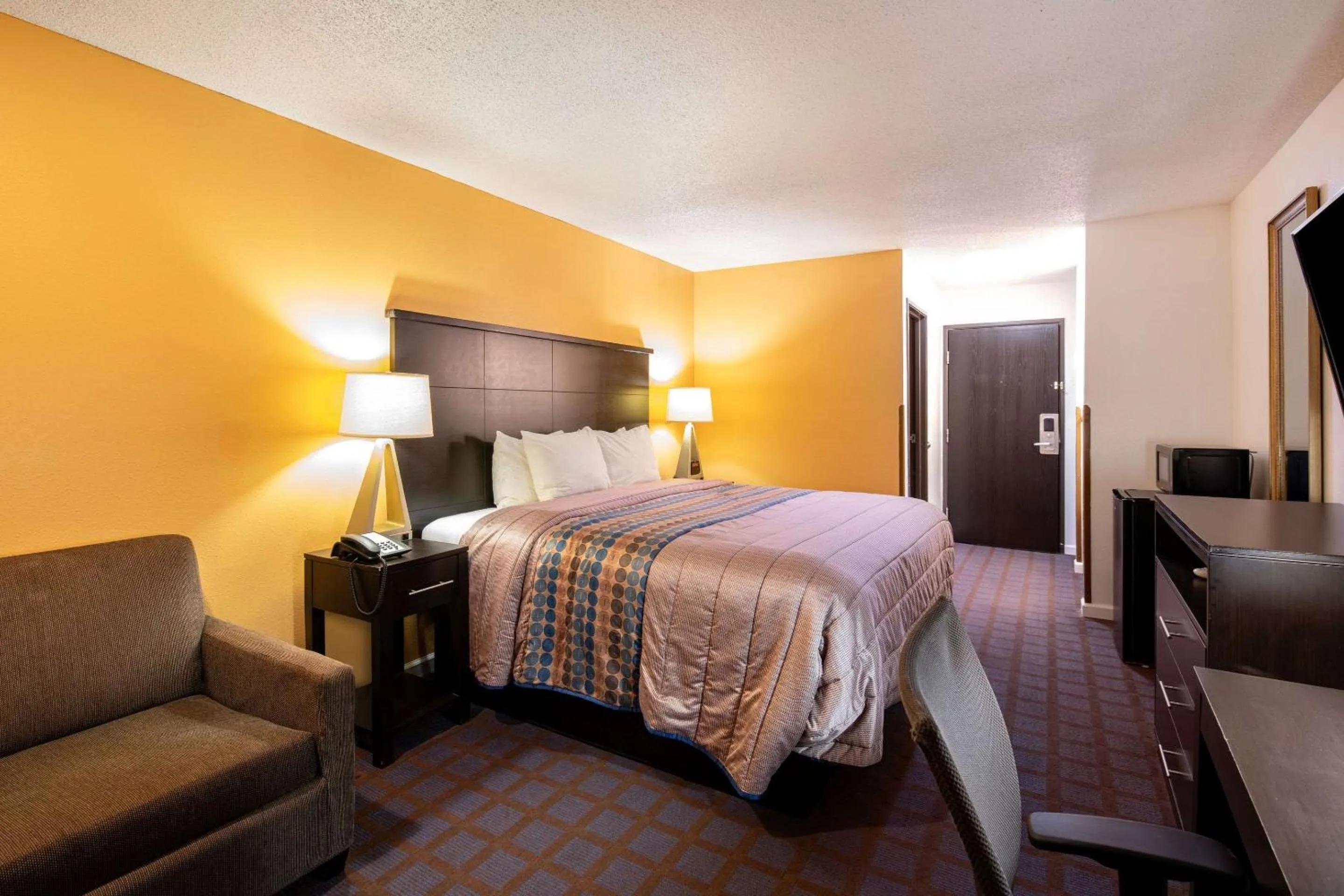 Bedroom, Bed in Rodeway Inn Red Oak
