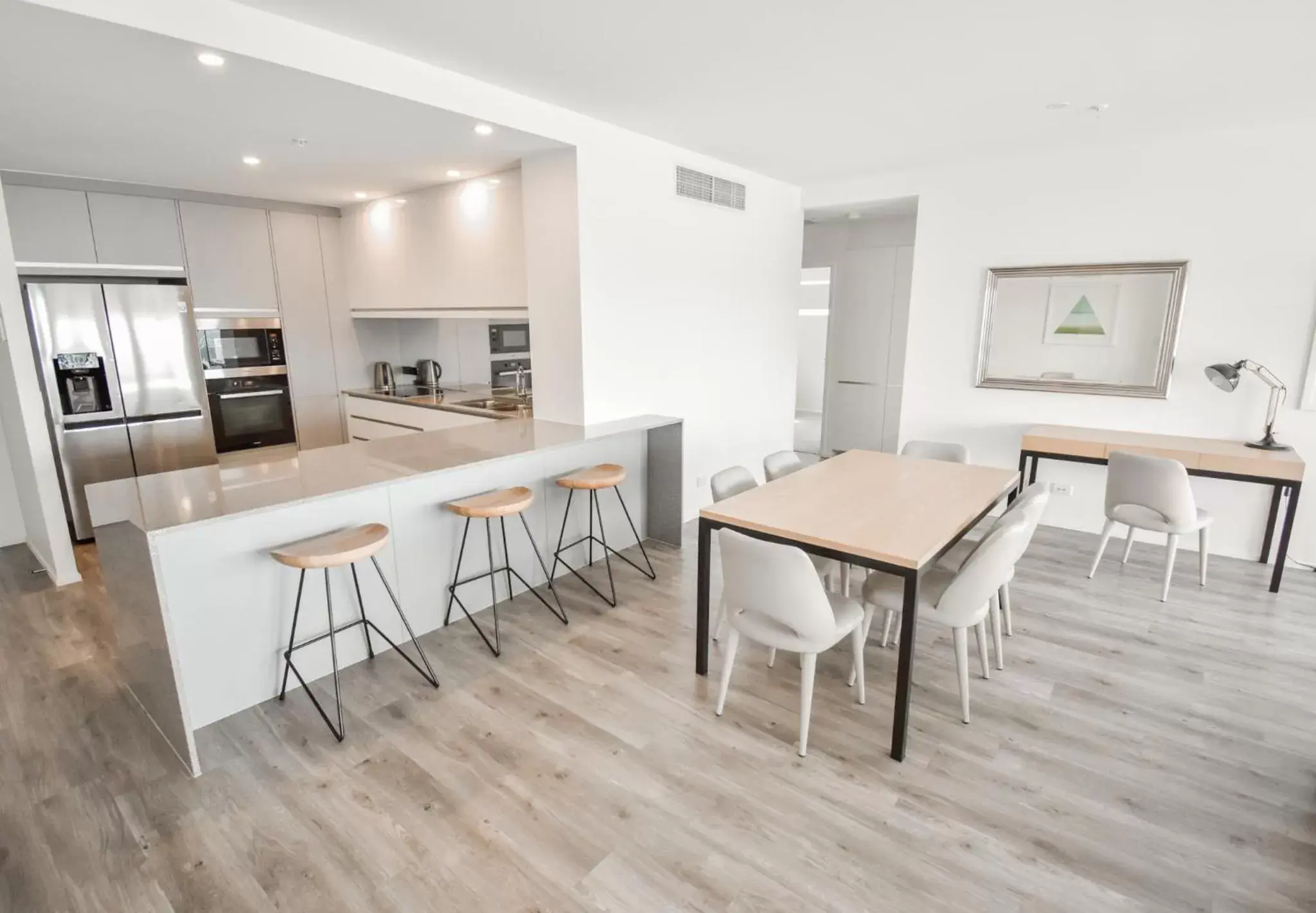 Kitchen or kitchenette, Dining Area in Belise Apartments