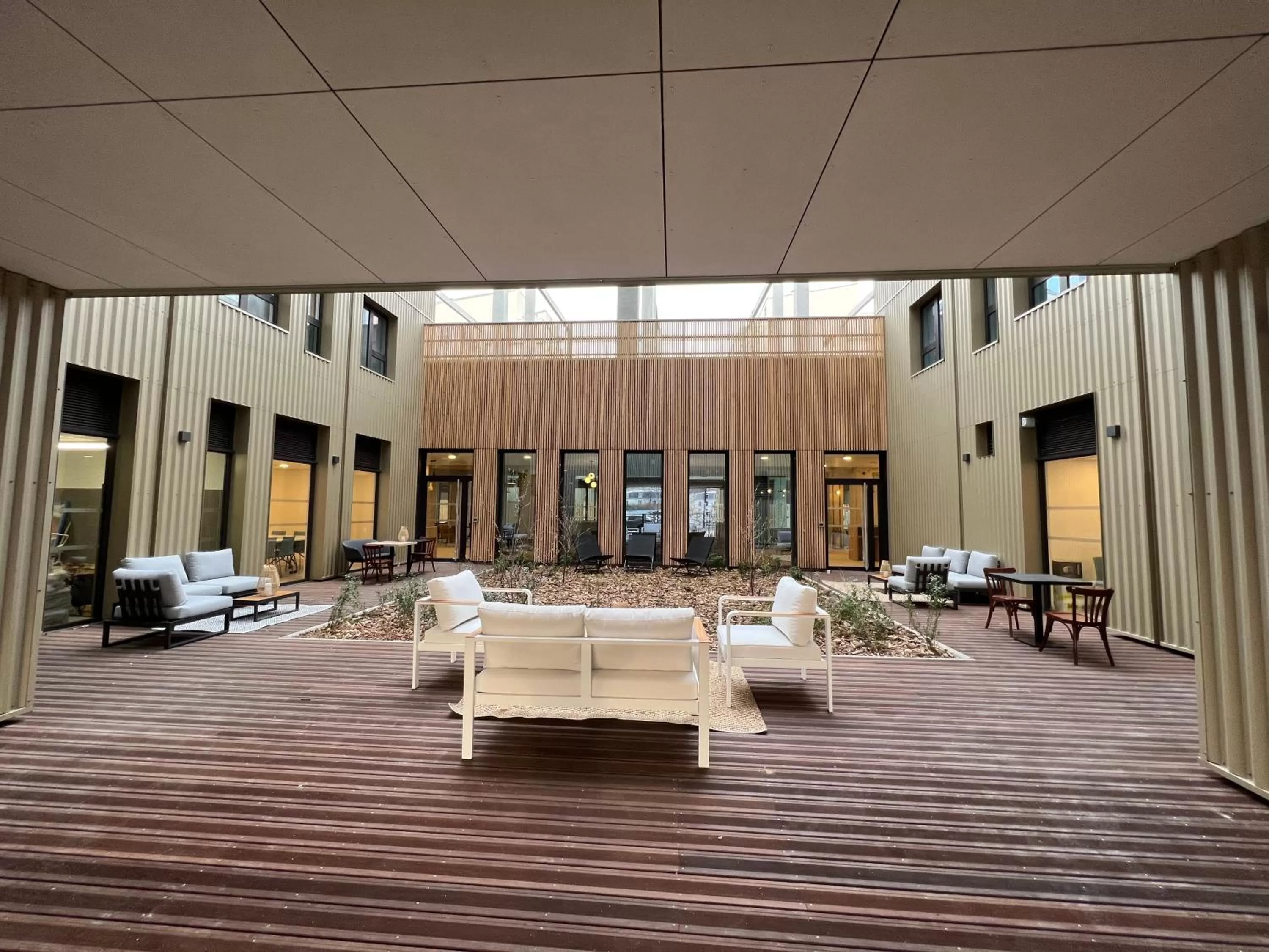 Patio in The Originals Résidence Le Monde Paris Ivry Confluence