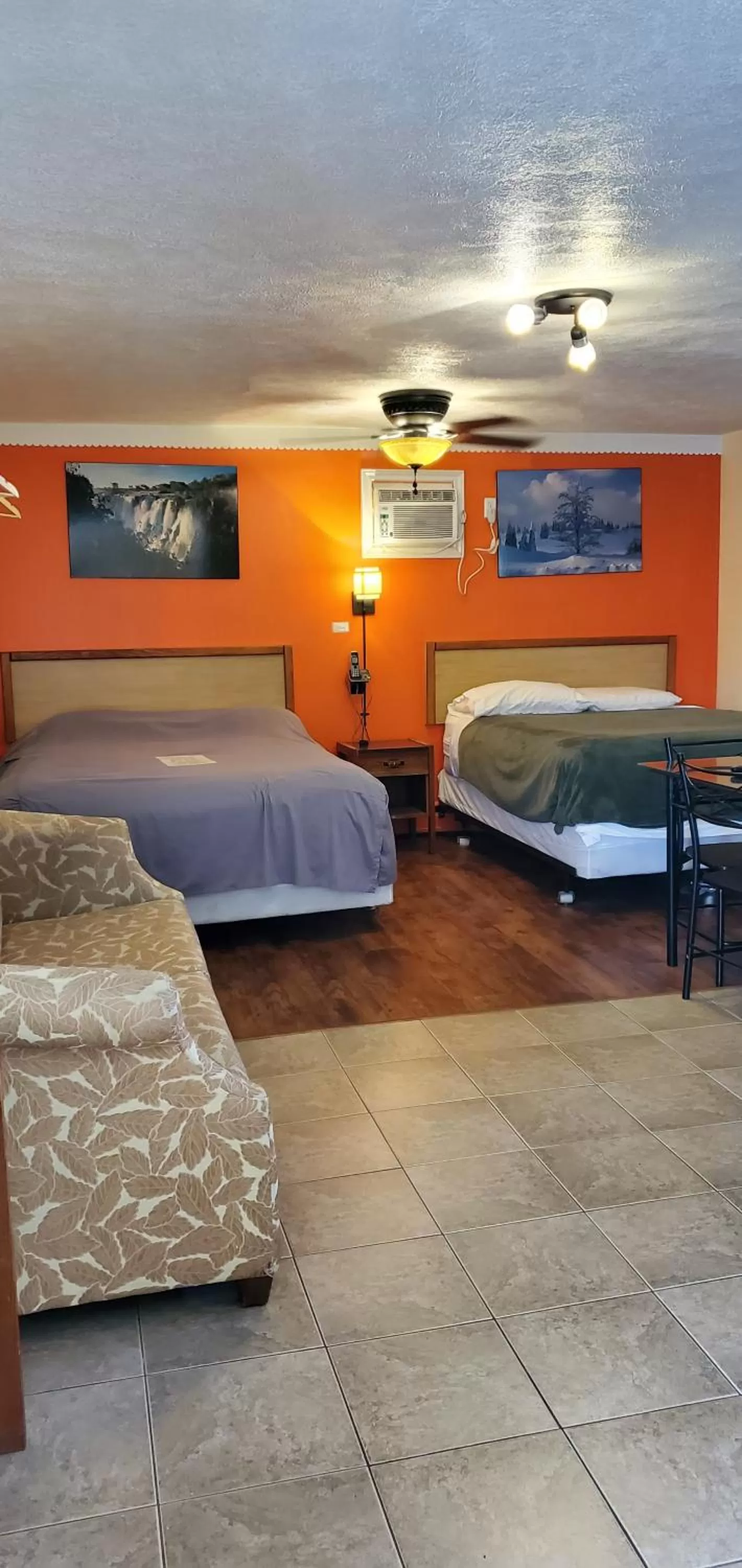 Bedroom, Bed in Sunparlor Motel