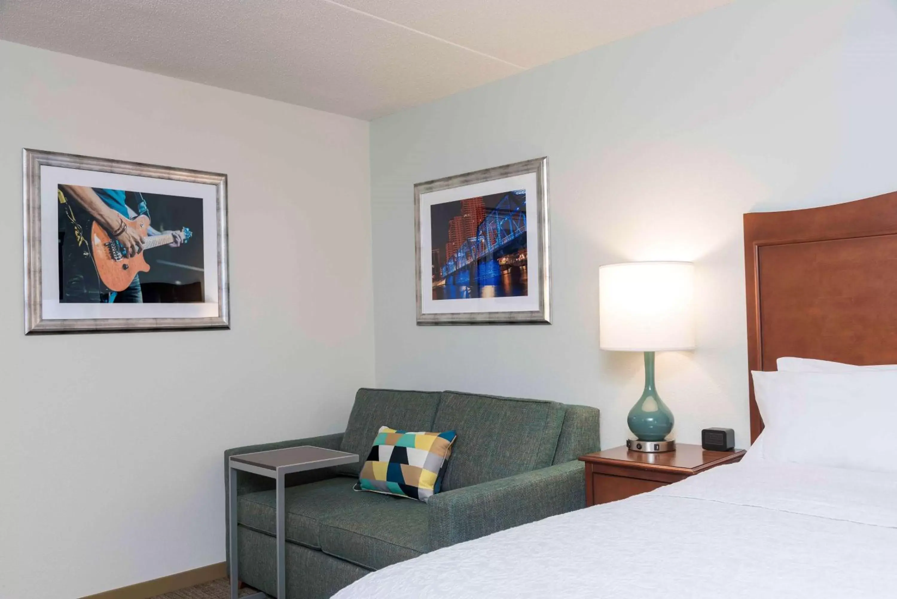 Living room, Seating Area in Hampton Inn Grand Rapids/North