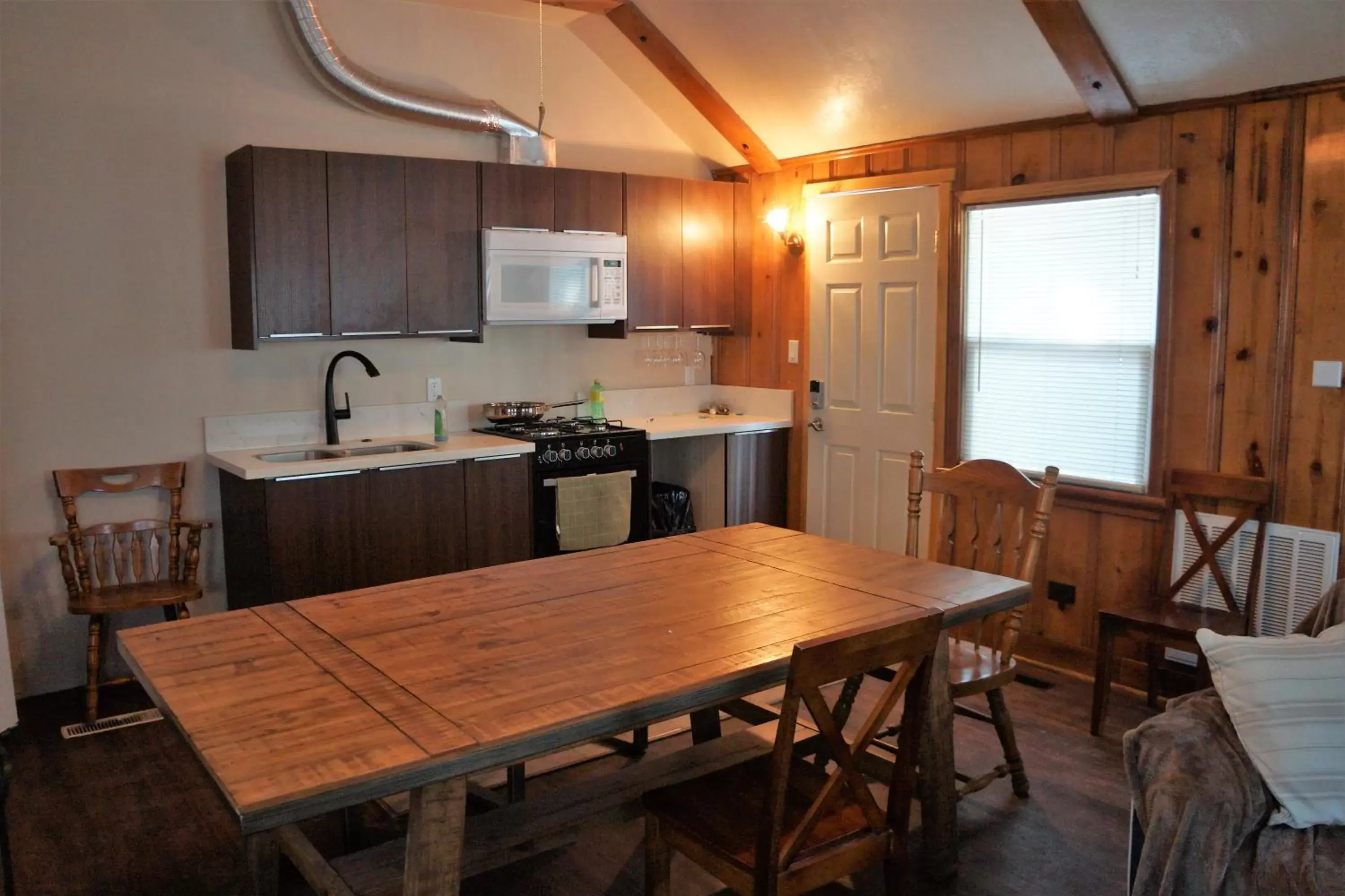 Kitchen/Kitchenette in Blue Horizon Lodge