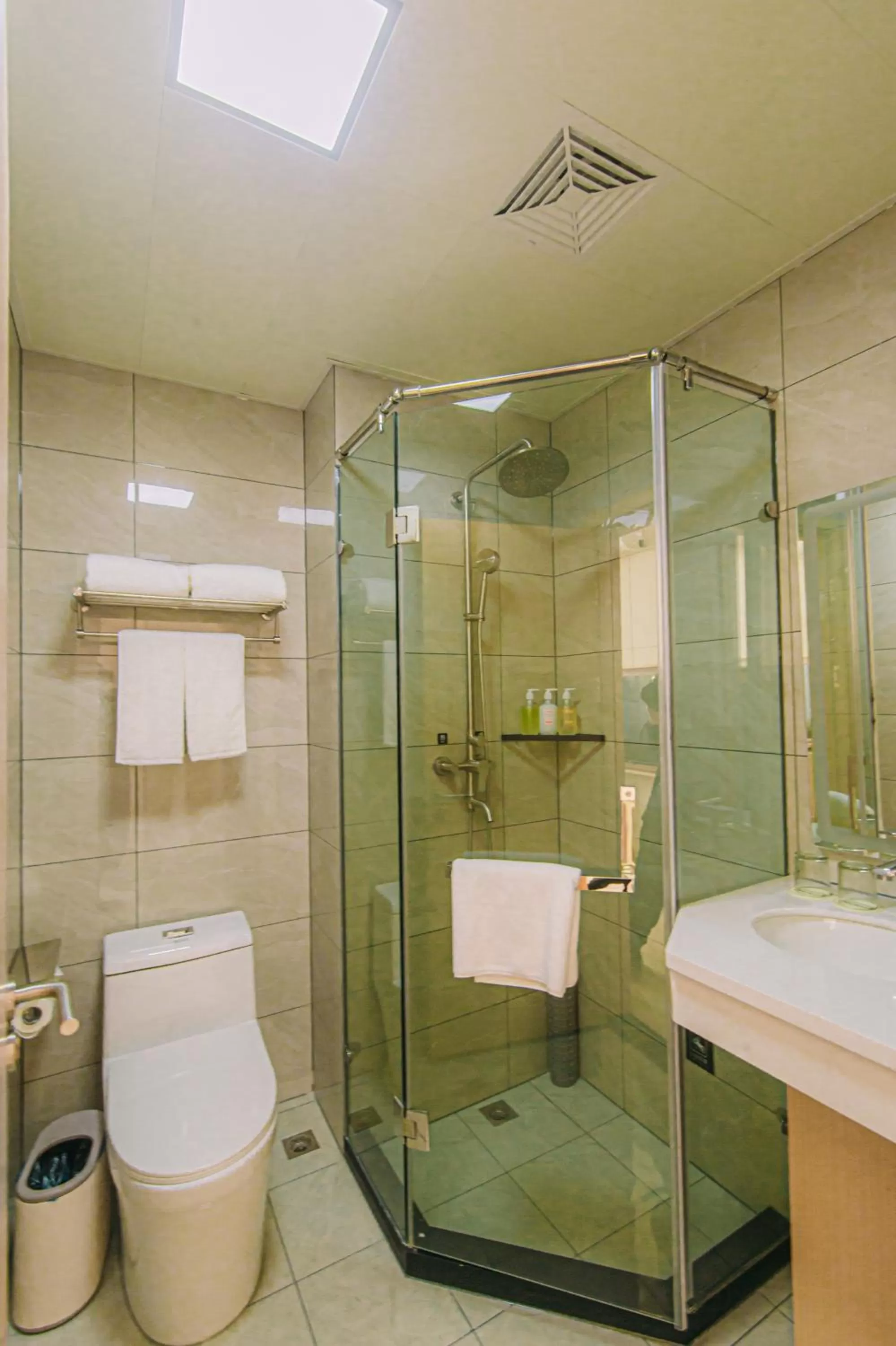 Bathroom in Shanghai JOYFUL YARD Hotel-Free shuttle bus to Pudong Airport and Disneyland