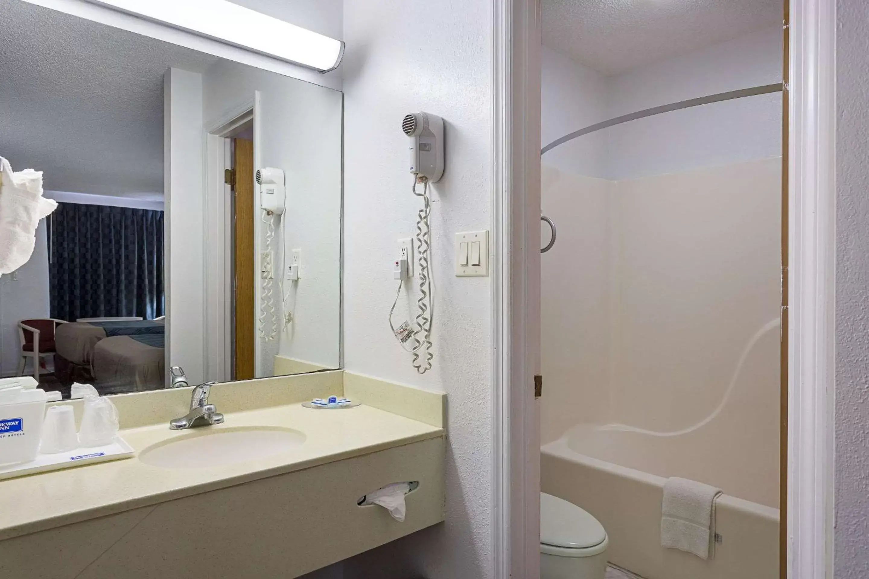 Bedroom, Bathroom in Rodeway Inn Lake City I-75