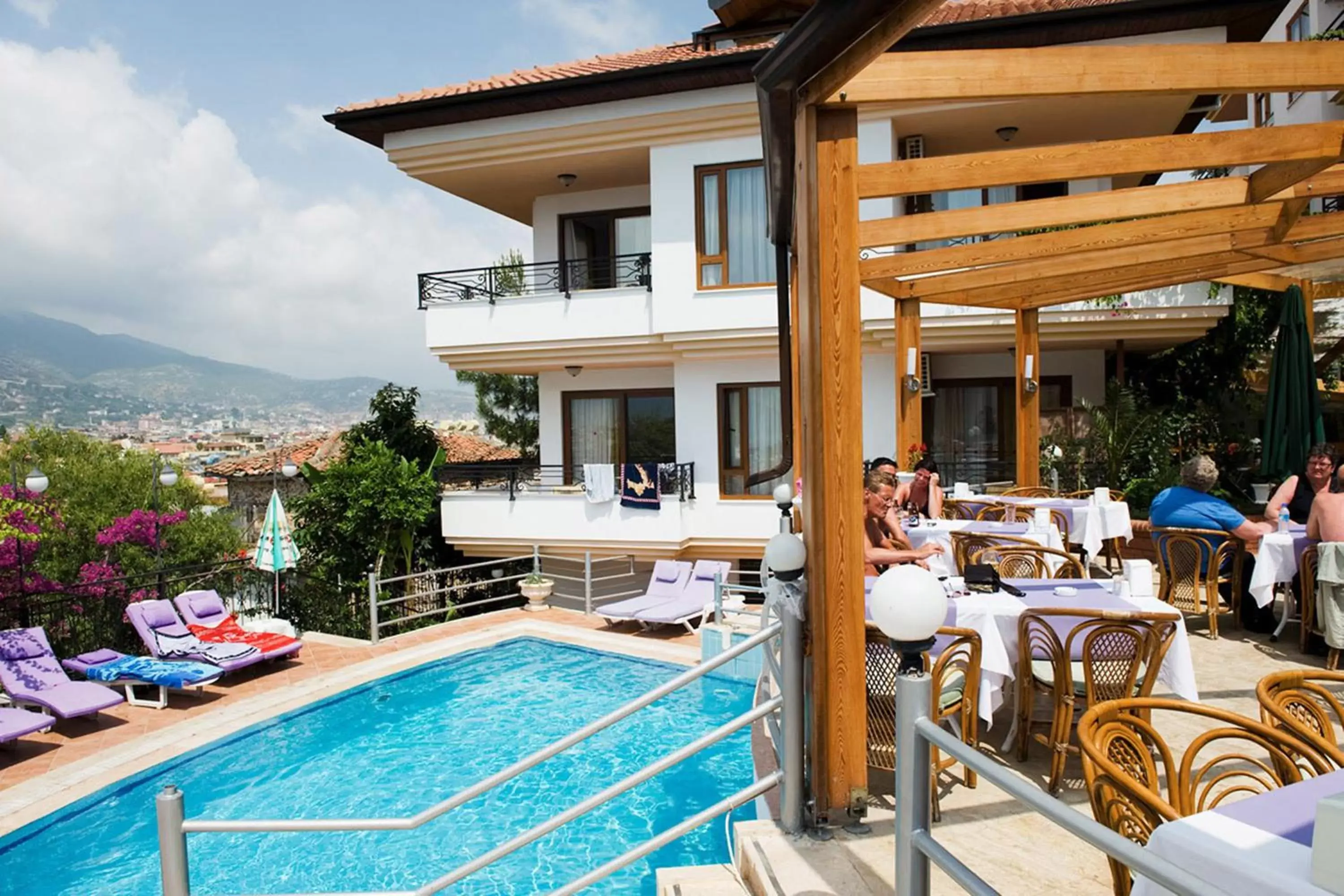 Restaurant/places to eat, Swimming Pool in Villa Sonata