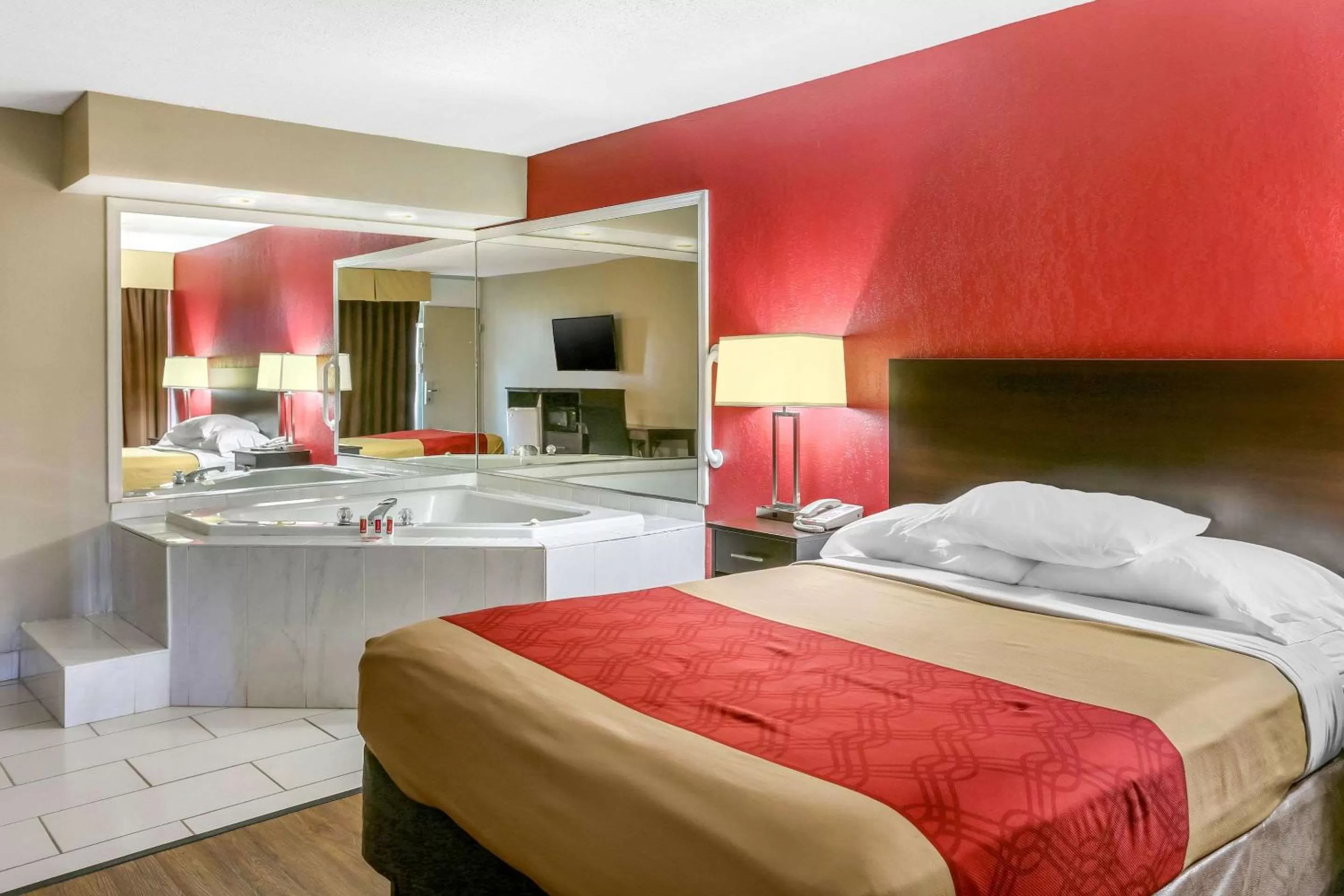 Photo of the whole room, Bed in Econo Lodge