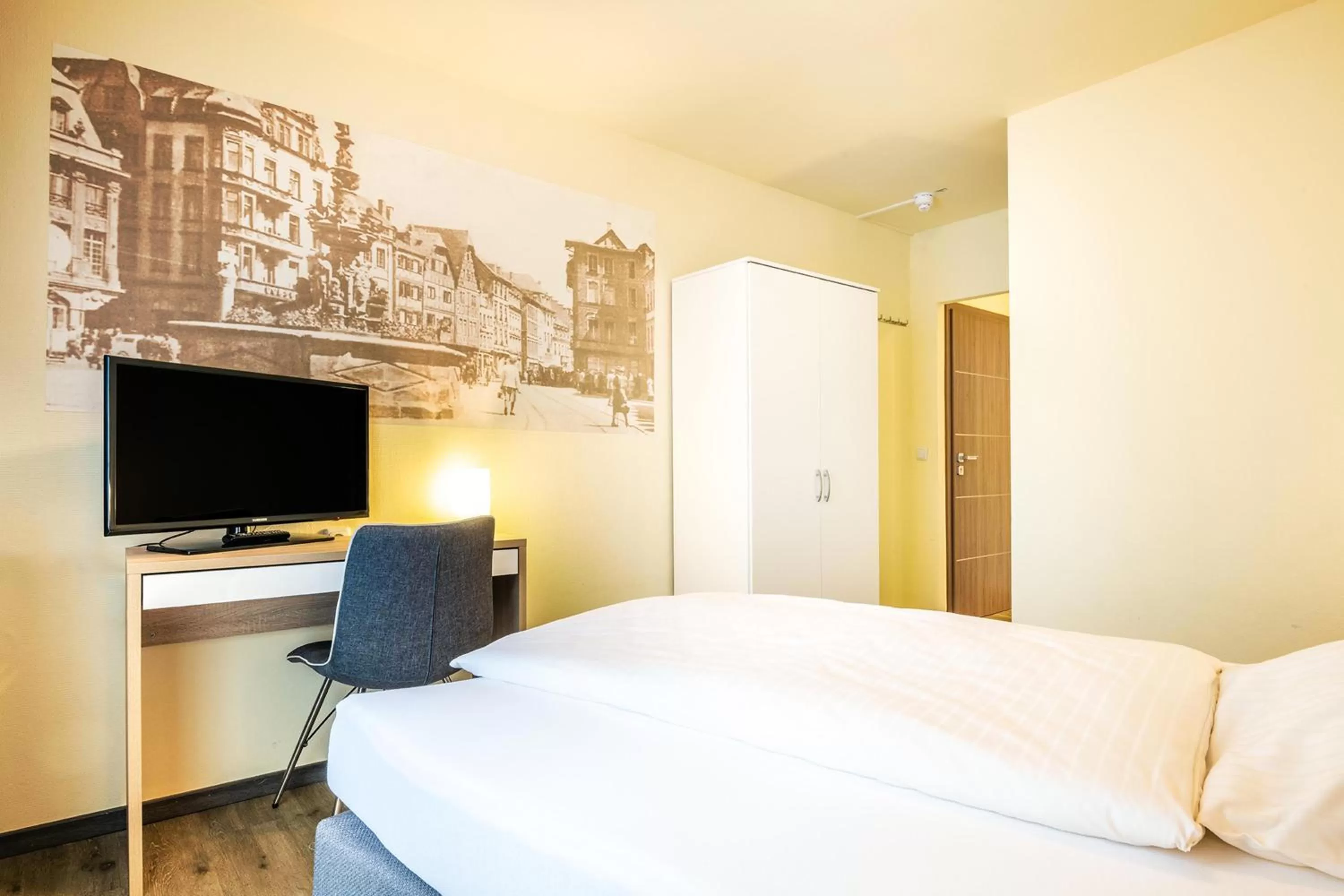 Bedroom, Bed in Schroeders City-Style-Hotel