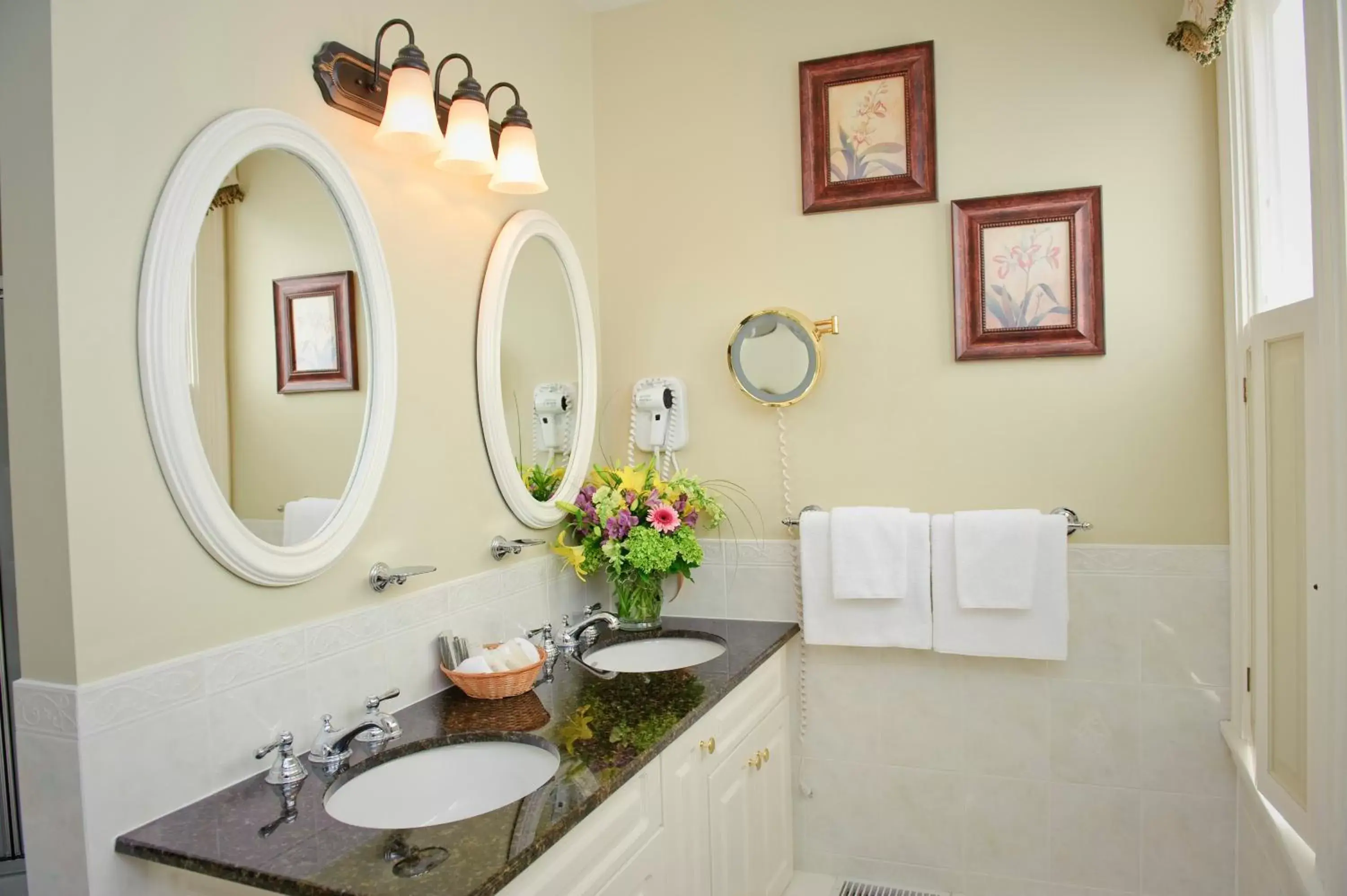 Bathroom in Dundee Arms Inn