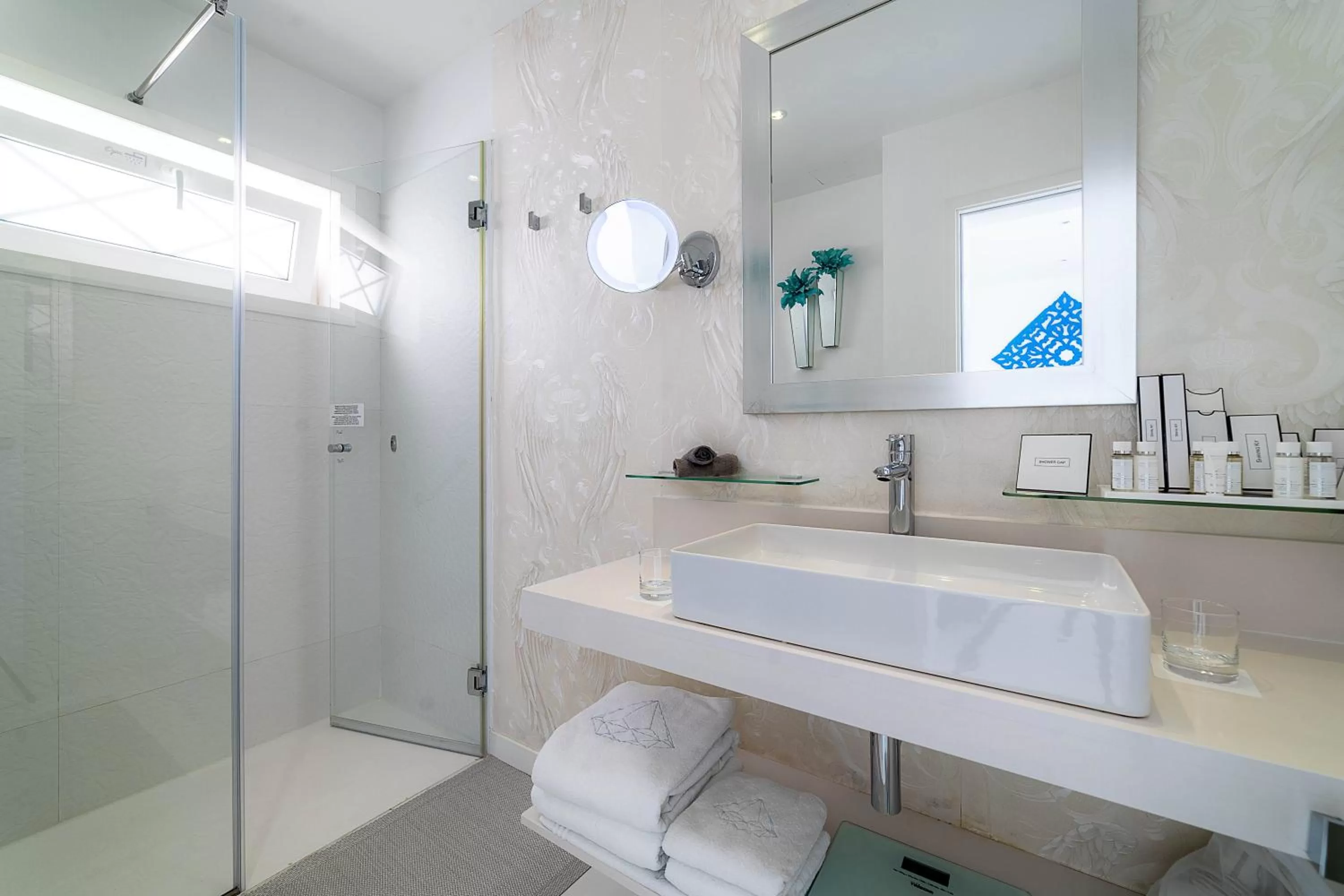 Shower in Lani's Suites de Luxe - Adults Only