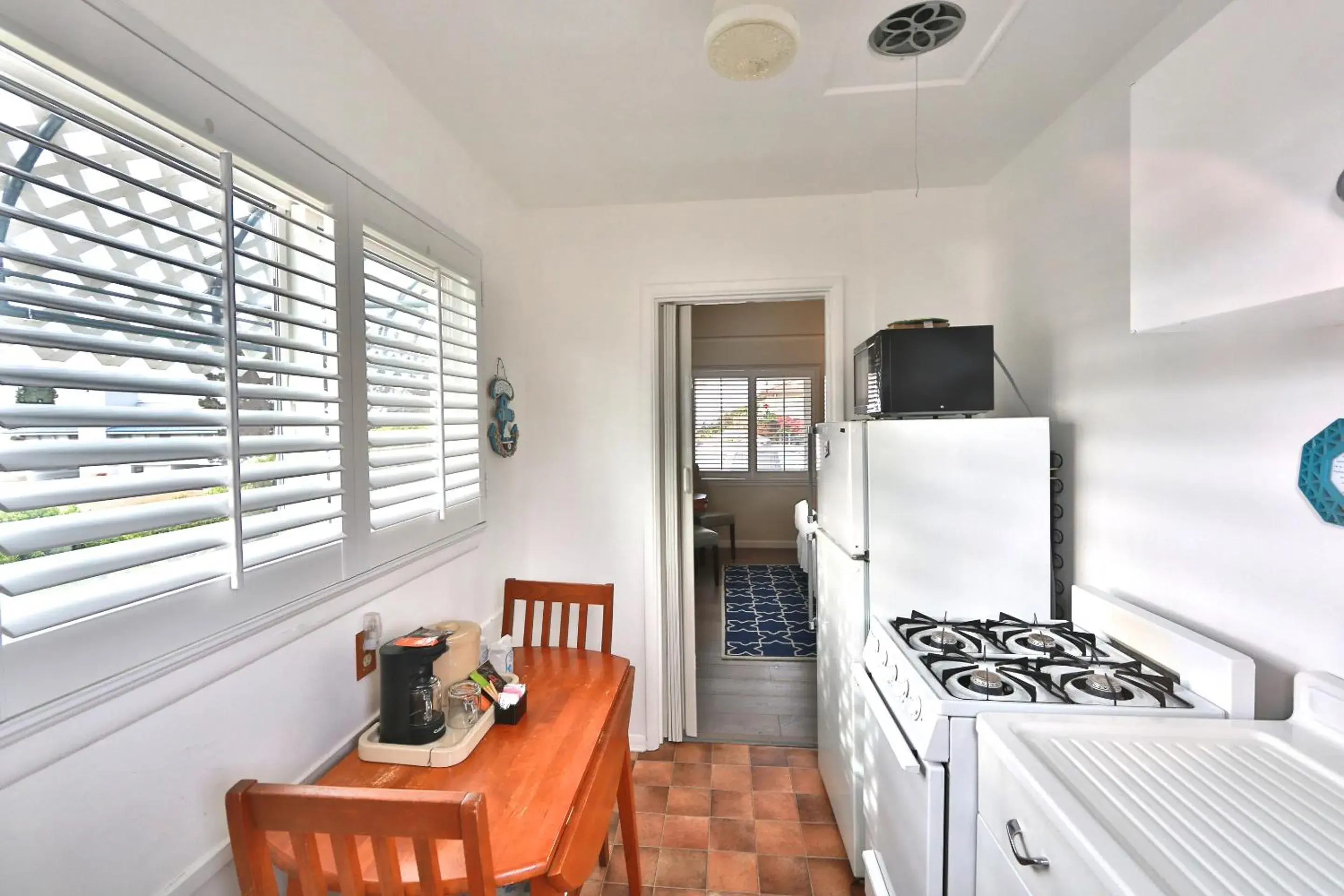 Dining area, Kitchen/Kitchenette in Pleasant Inn