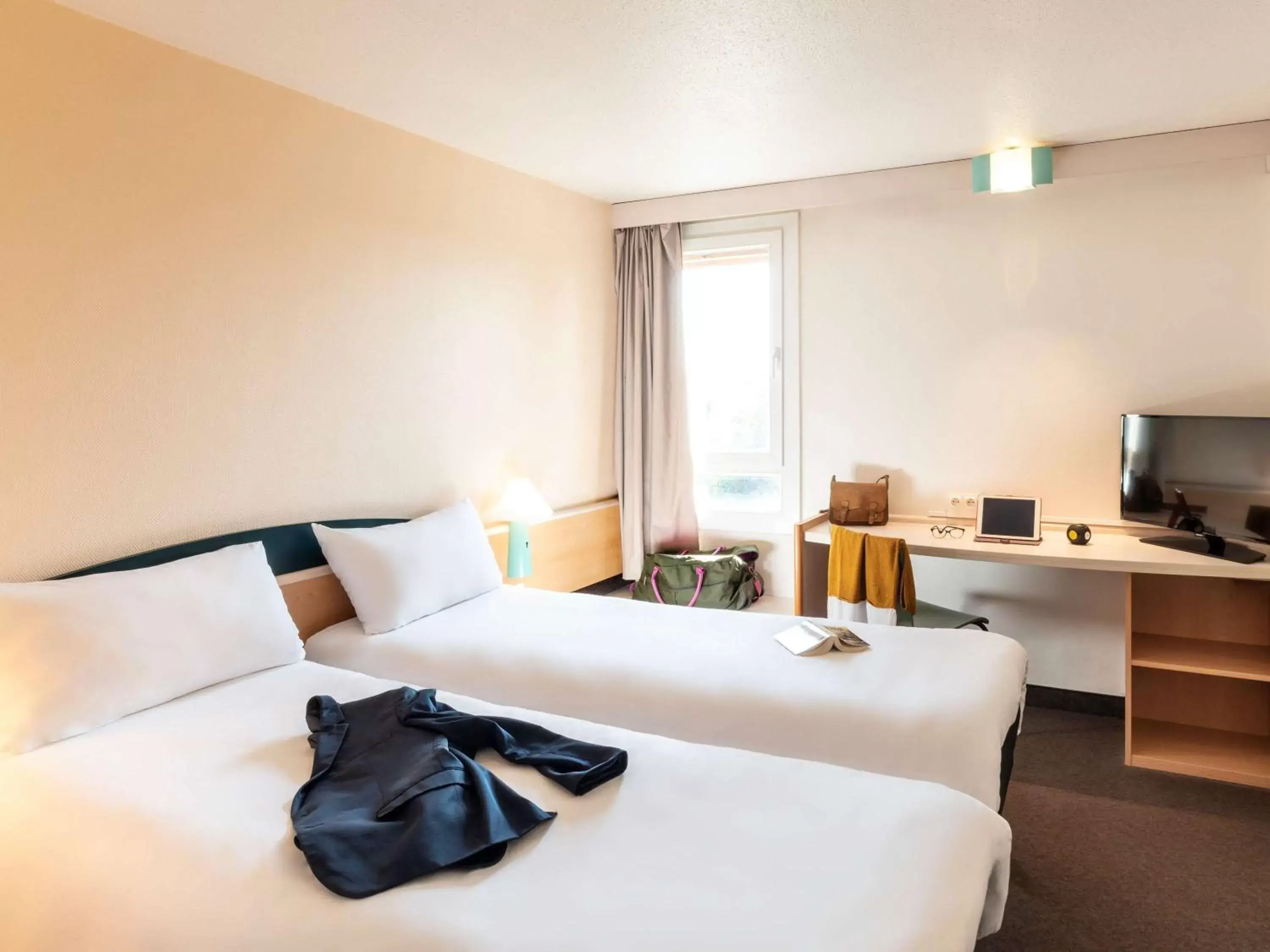 Photo of the whole room, Bed in ibis Creil Sur Oise