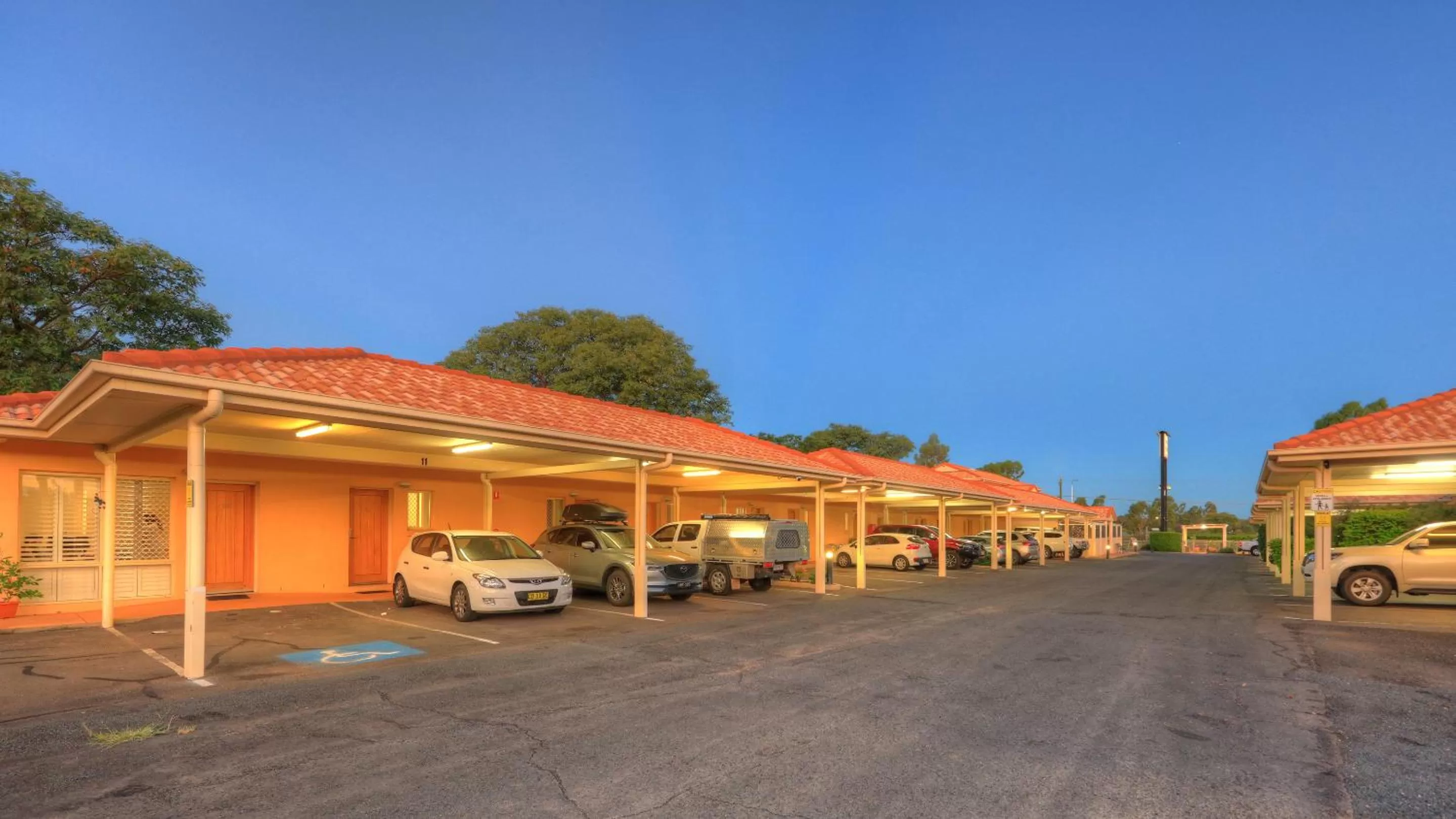 Country Roads Motor Inn