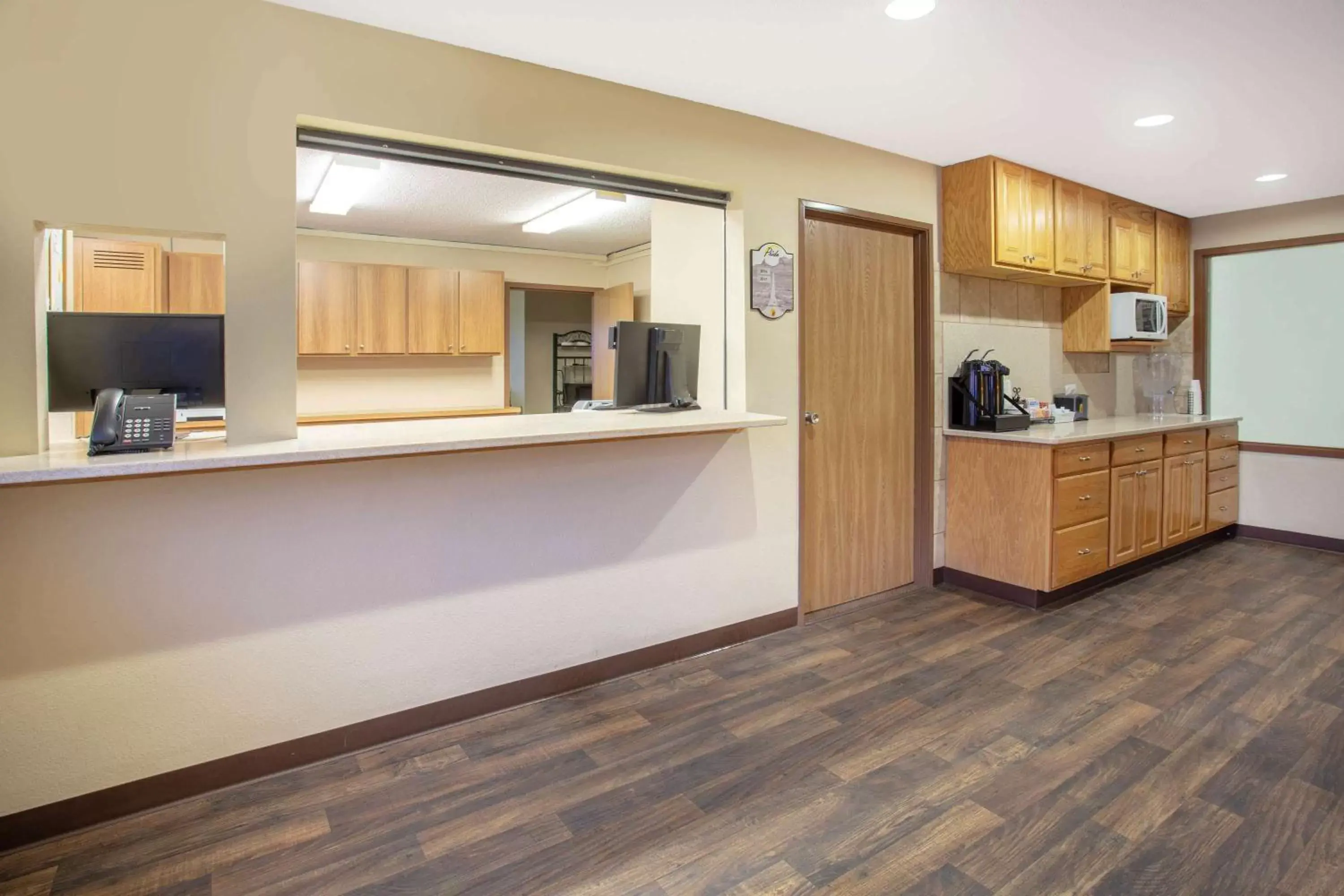 Lobby or reception, Kitchen/Kitchenette in Super 8 by Wyndham Lewistown