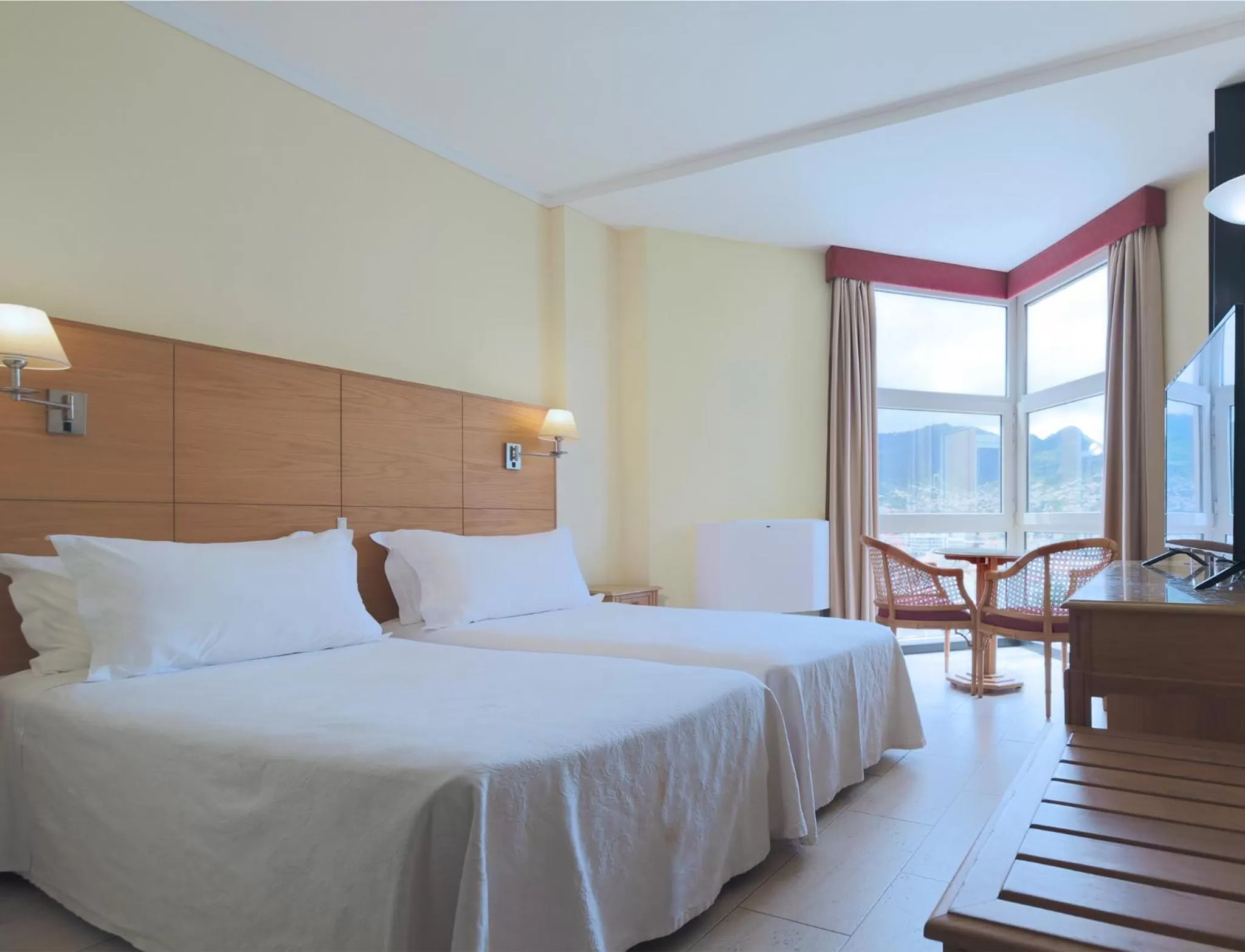 Seating area, Bed in Dom Pedro Madeira