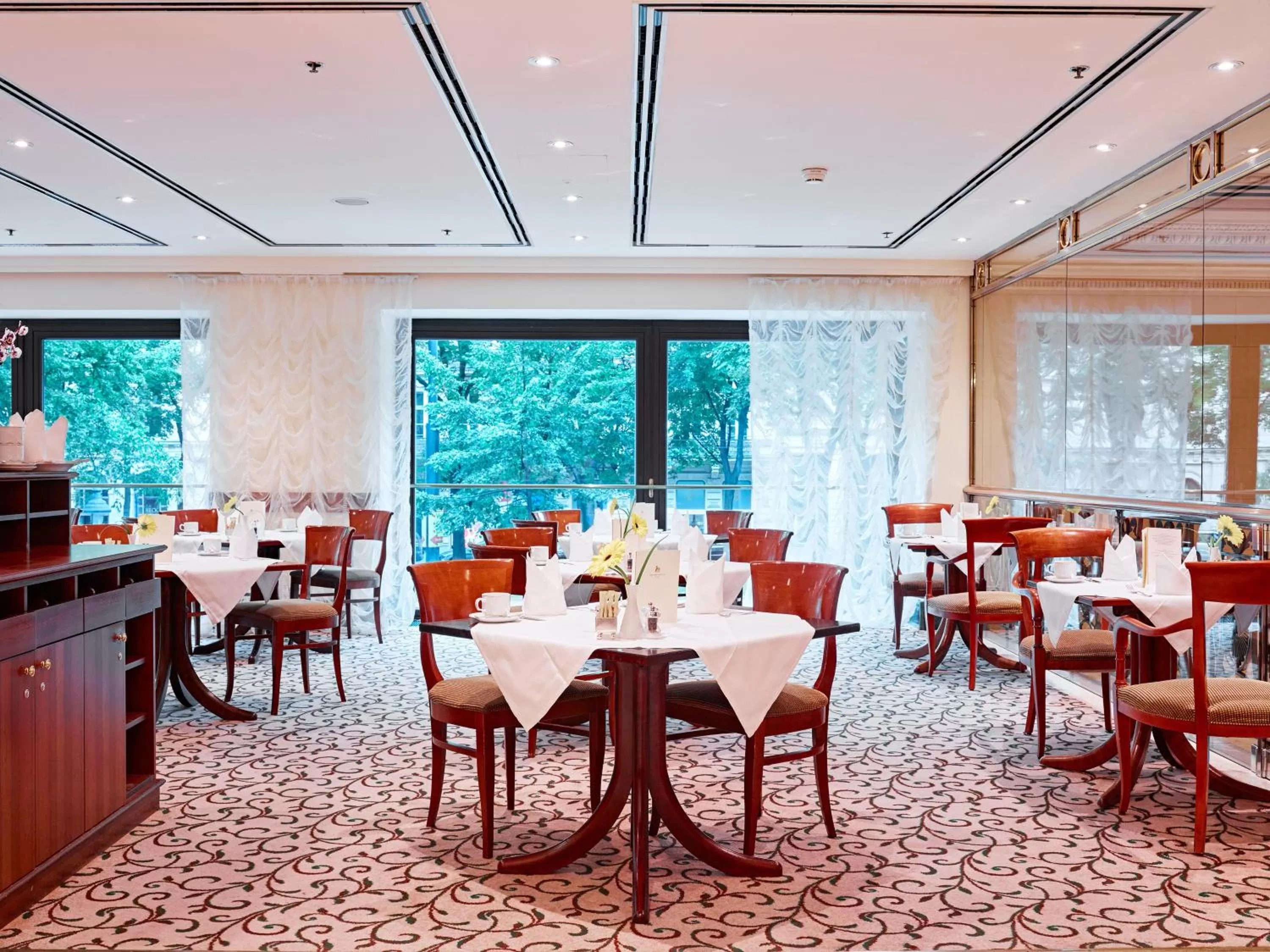Restaurant/places to eat in Grand Hotel Wien