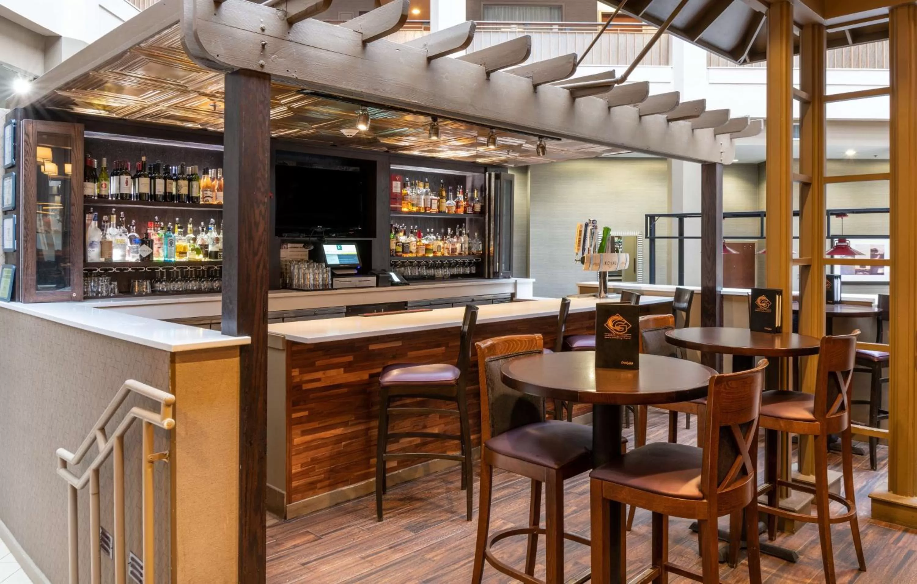 Lounge or bar in Embassy Suites by Hilton Chicago North Shore Deerfield