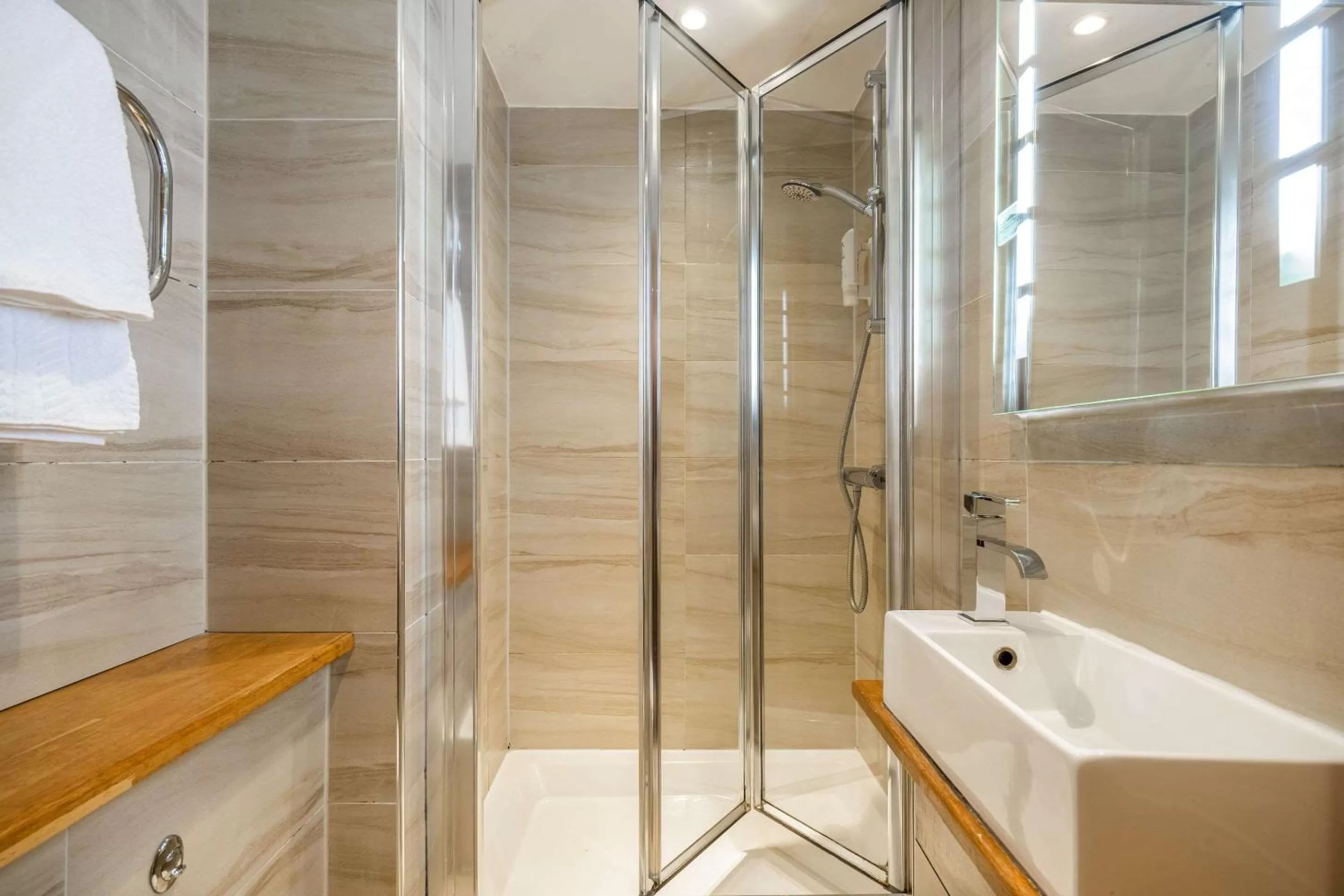 Bathroom in Comfort Inn Hyde Park