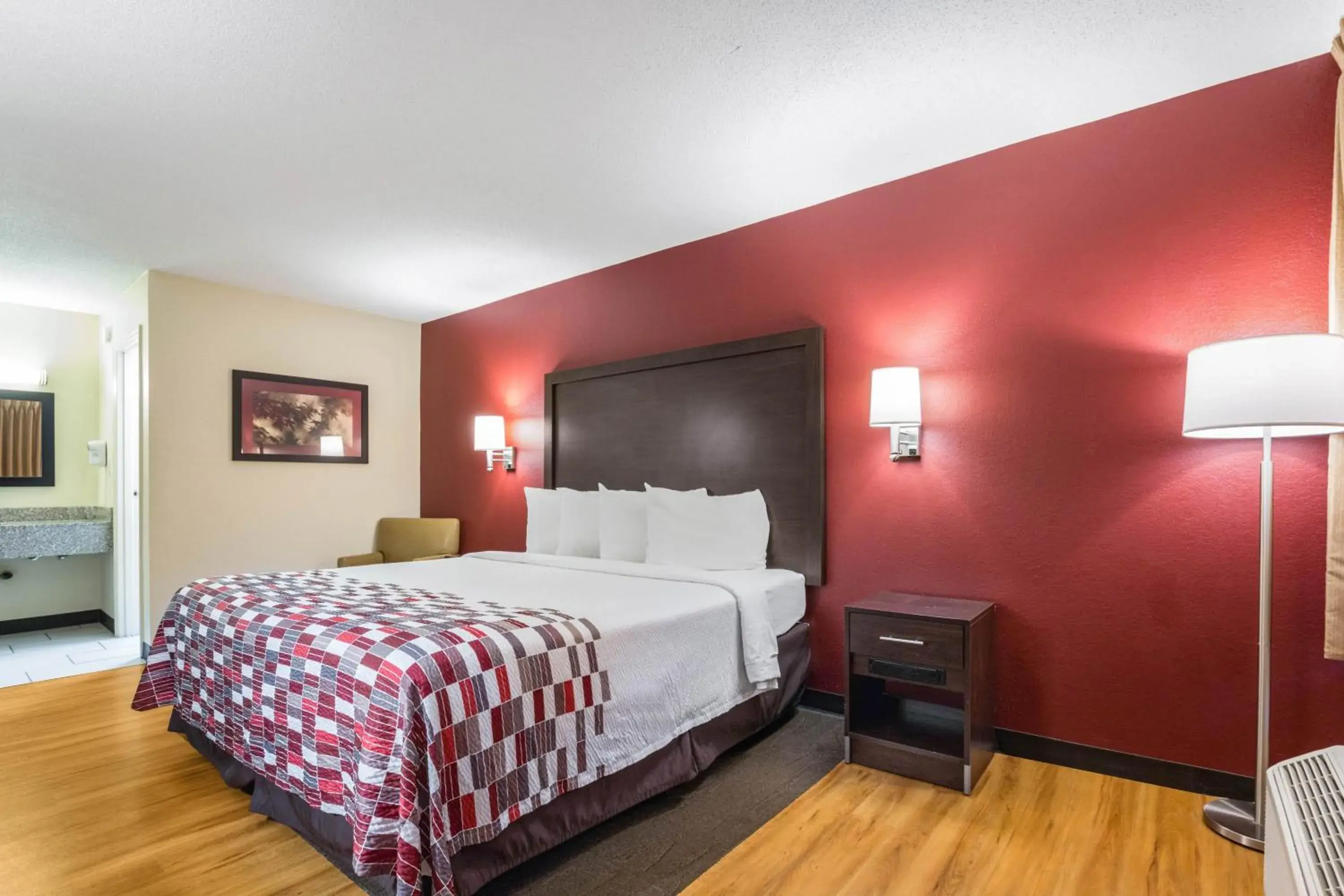 Photo of the whole room, Bed in Red Roof Inn Cincinnati Airport–Florence/ Erlanger