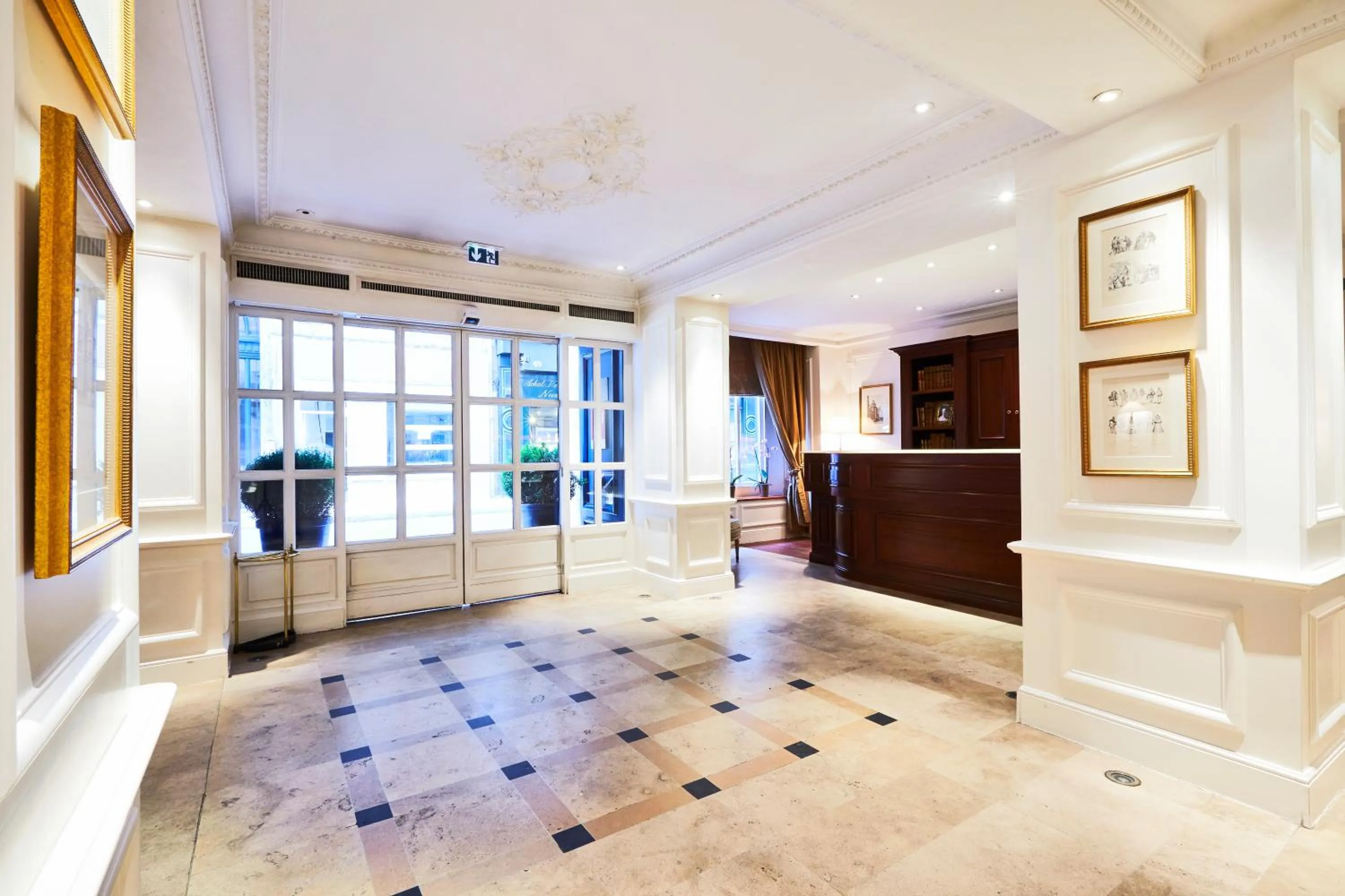 Lobby or reception in Golden Tulip Washington Opera