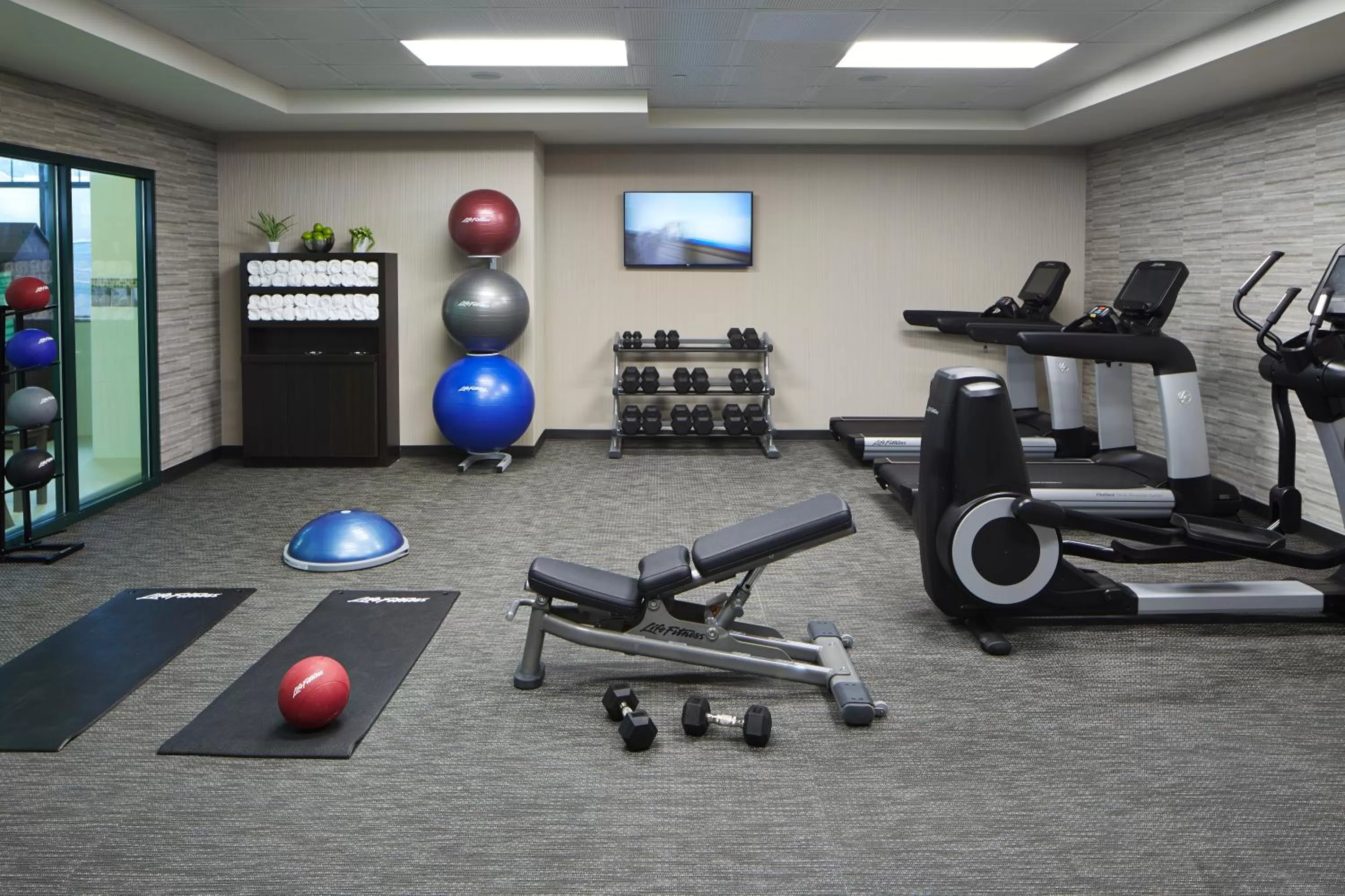 Fitness centre/facilities in Courtyard by Marriott Lake George