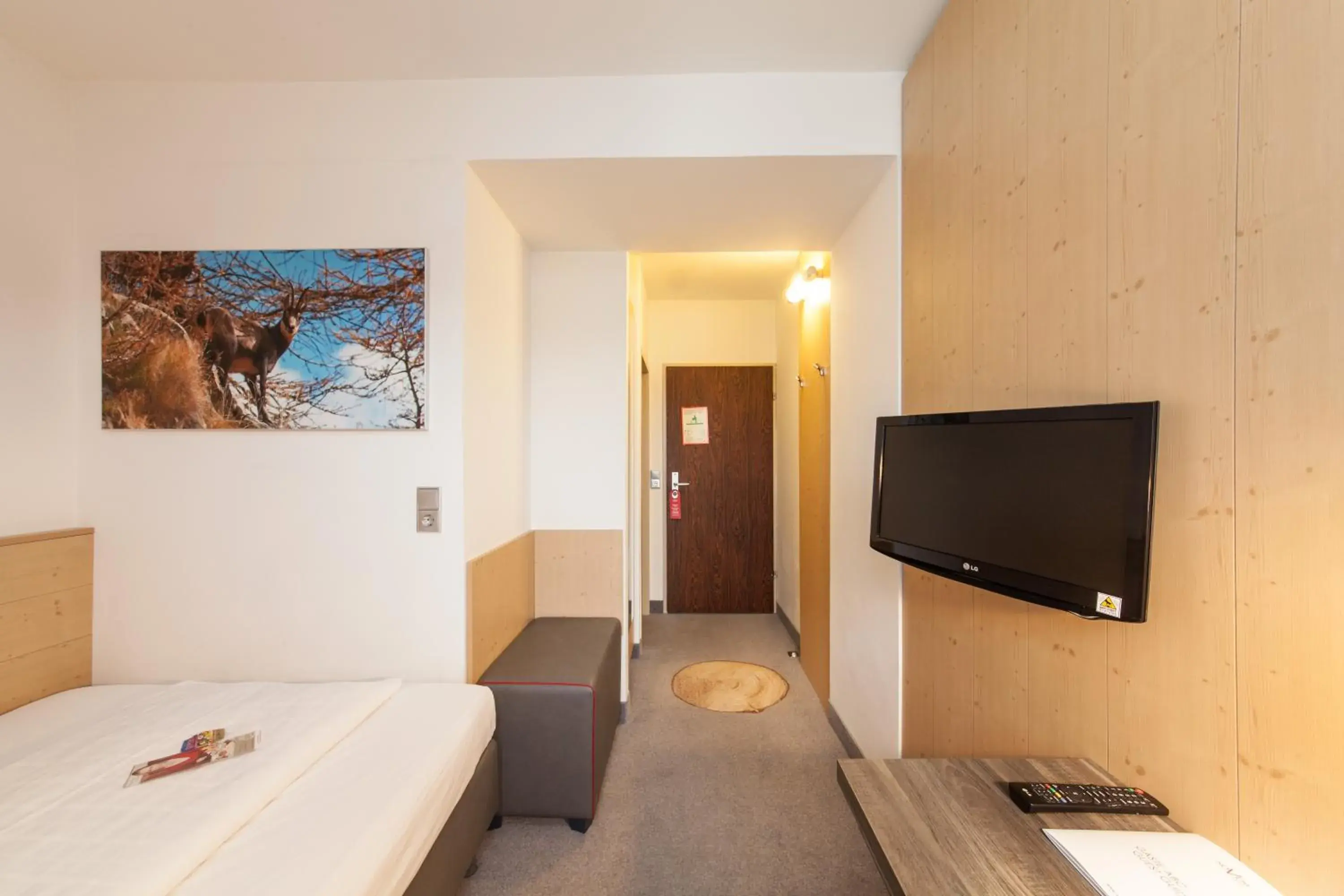 Photo of the whole room, TV/Entertainment Center in Sure Hotel by Best Western Muenchen Hauptbahnhof