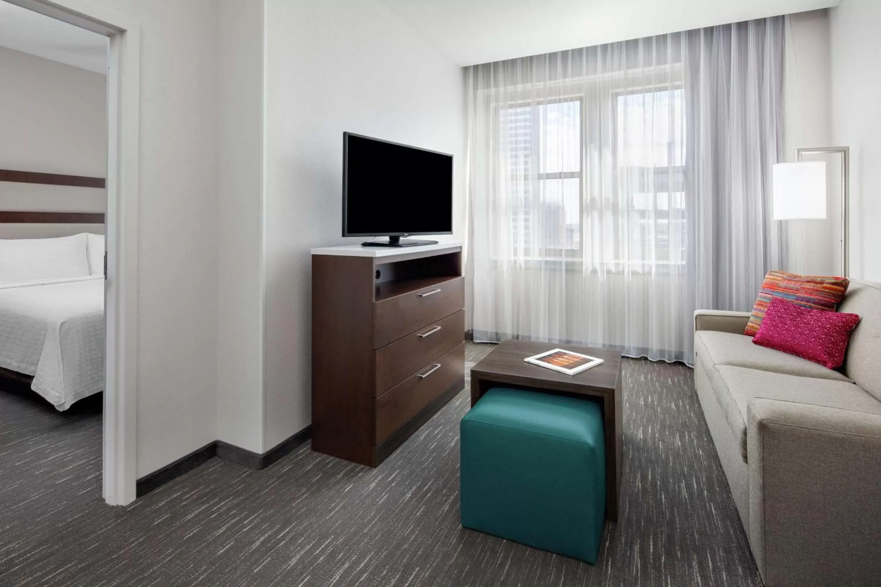 Living room, TV/Entertainment Center in Homewood Suites by Hilton Nashville Downtown