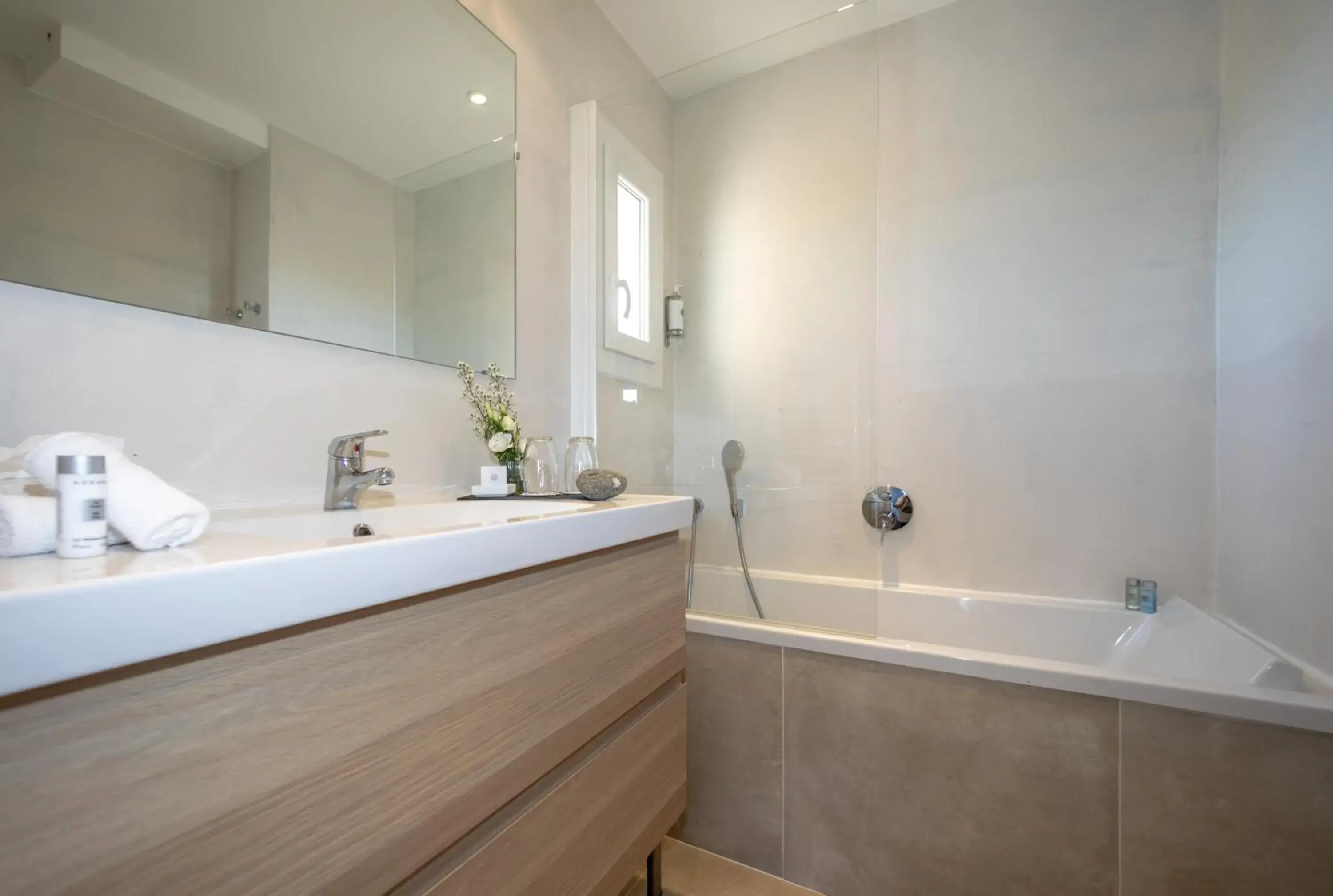 Decorative detail, Bathroom in Hôtel Font Mourier