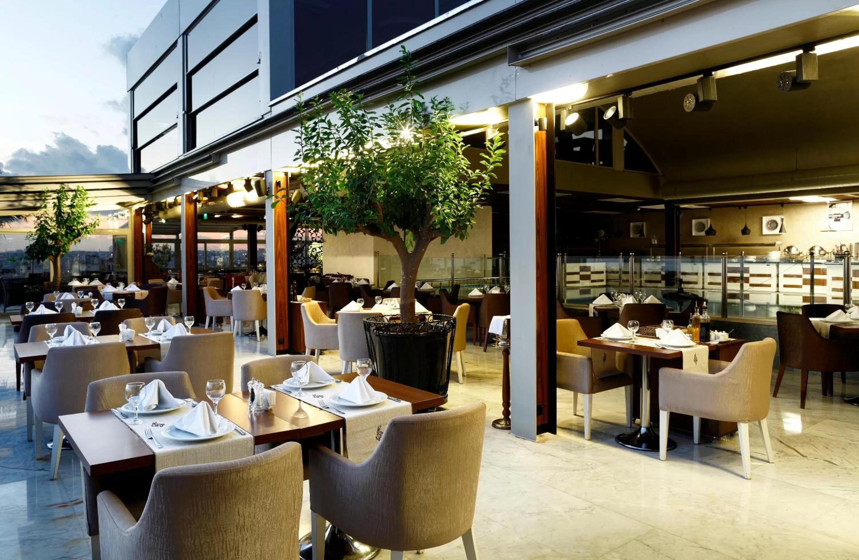 Restaurant/places to eat in Darkhill Hotel