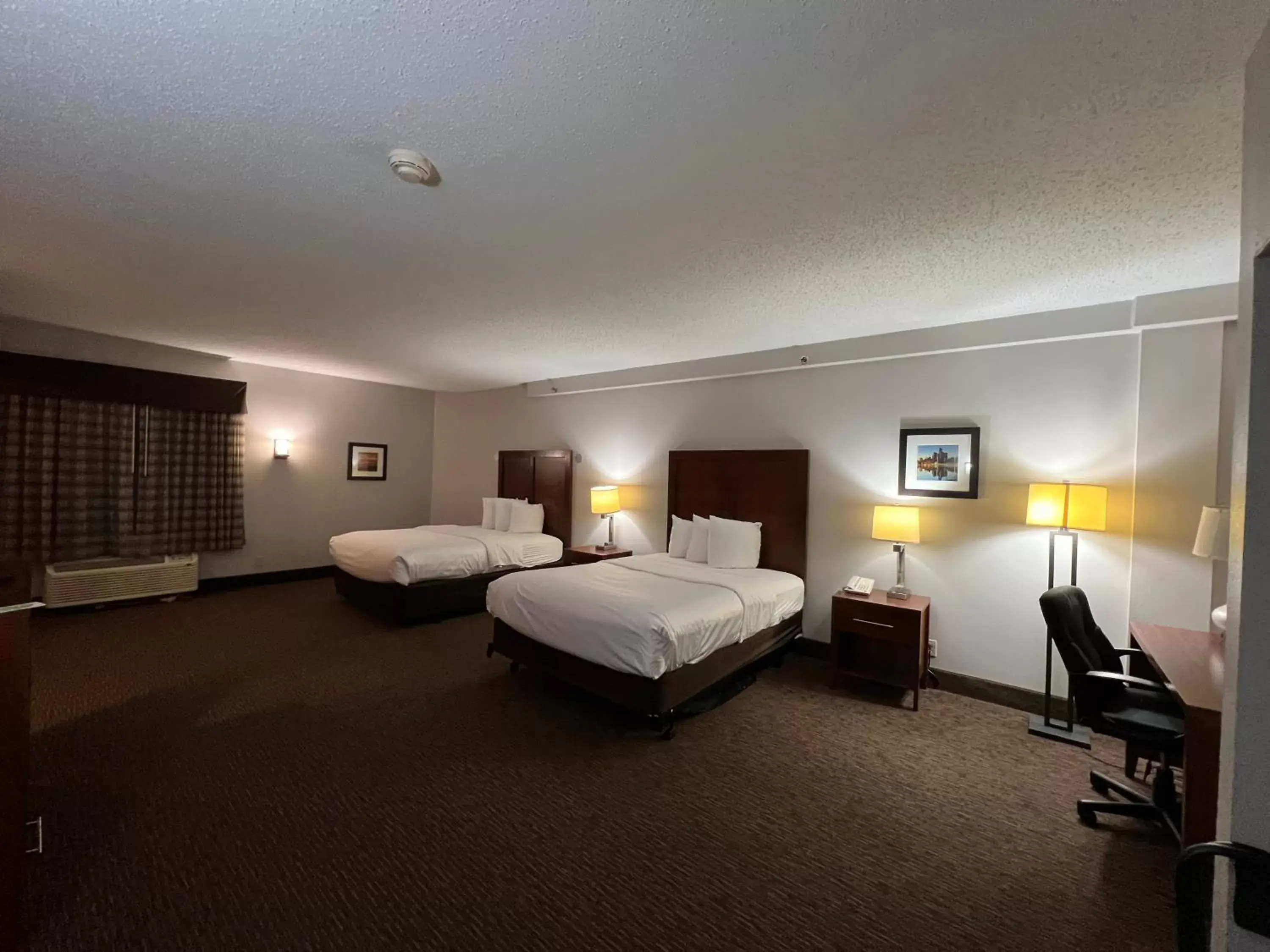 Bed in Country Inn & Suites by Radisson, Battle Creek, MI