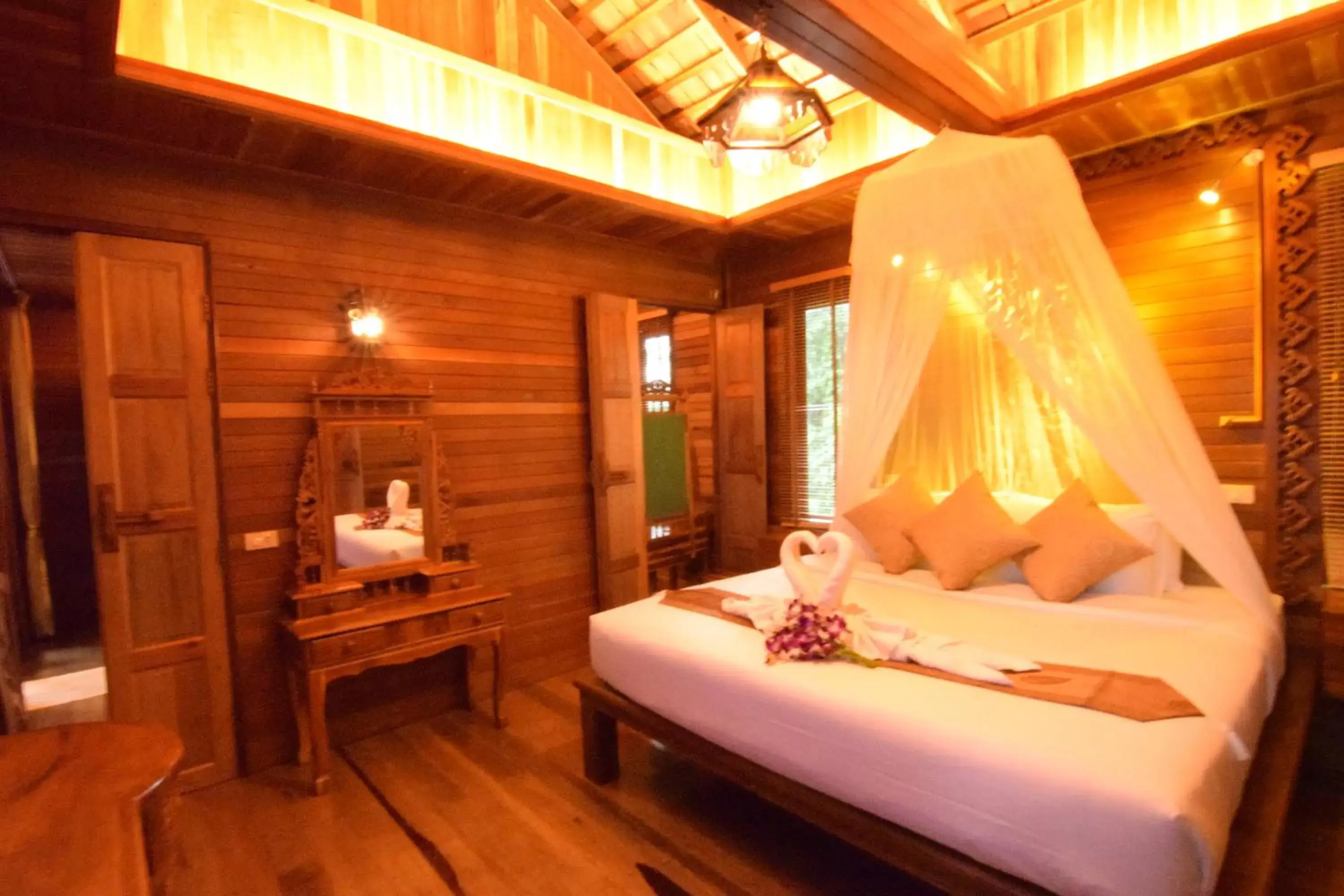 Photo of the whole room, Bed in Baan Habeebee Resort
