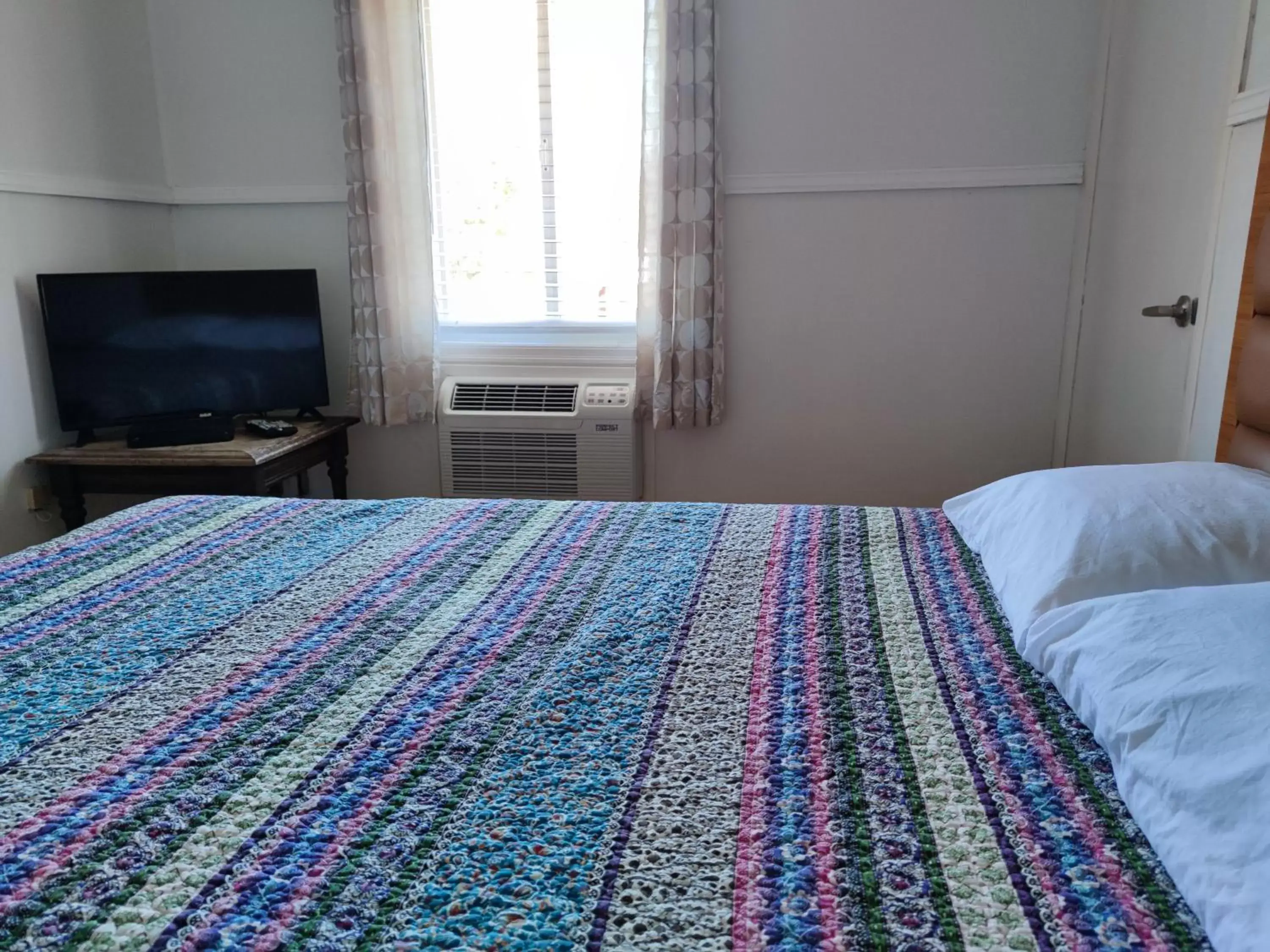 Bed in Pemberton Hotel (Motel)