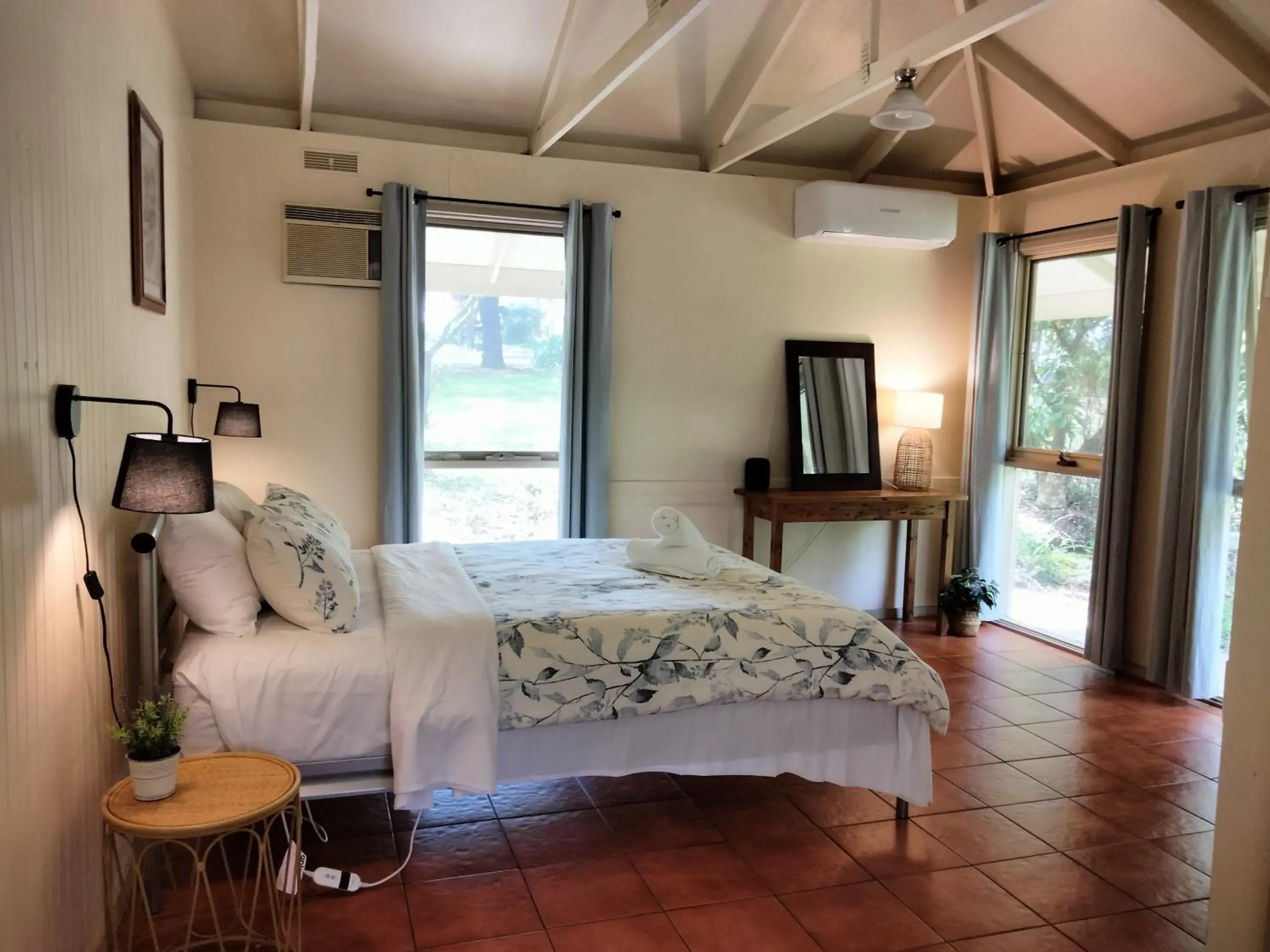 Bed in Kalimna Woods Cottages