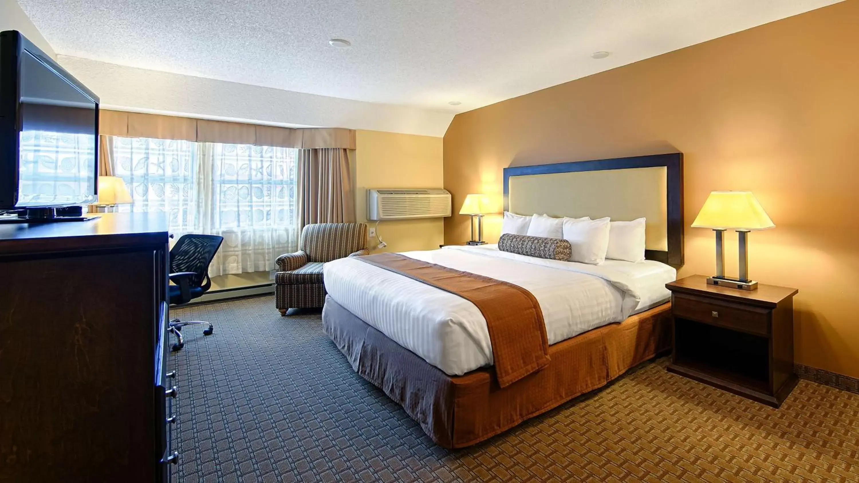 Photo of the whole room, Bed in Best Western Plus Emerald Isle Hotel