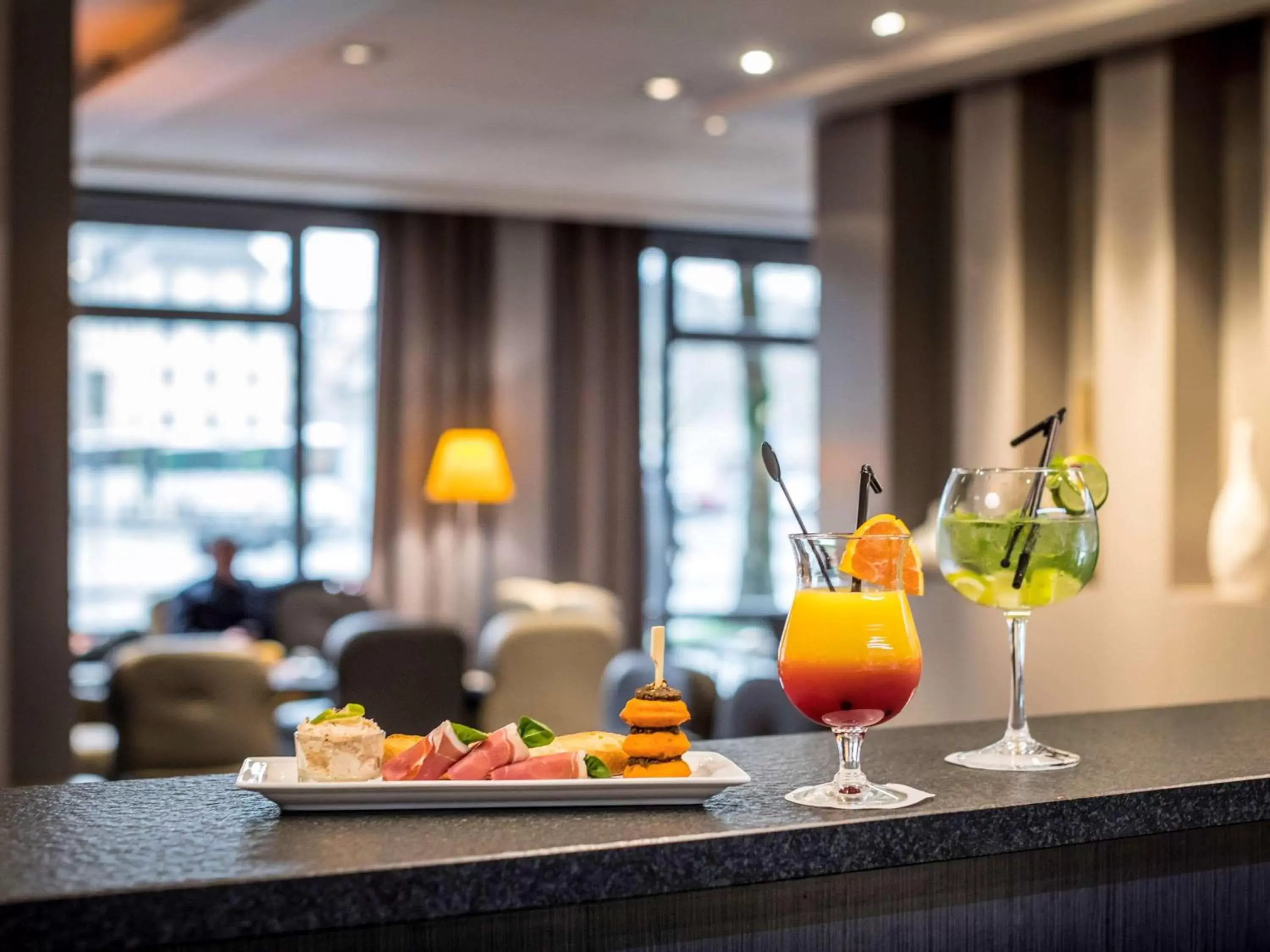 Lounge or bar, Drinks in Mercure Caen Centre Port De Plaisance