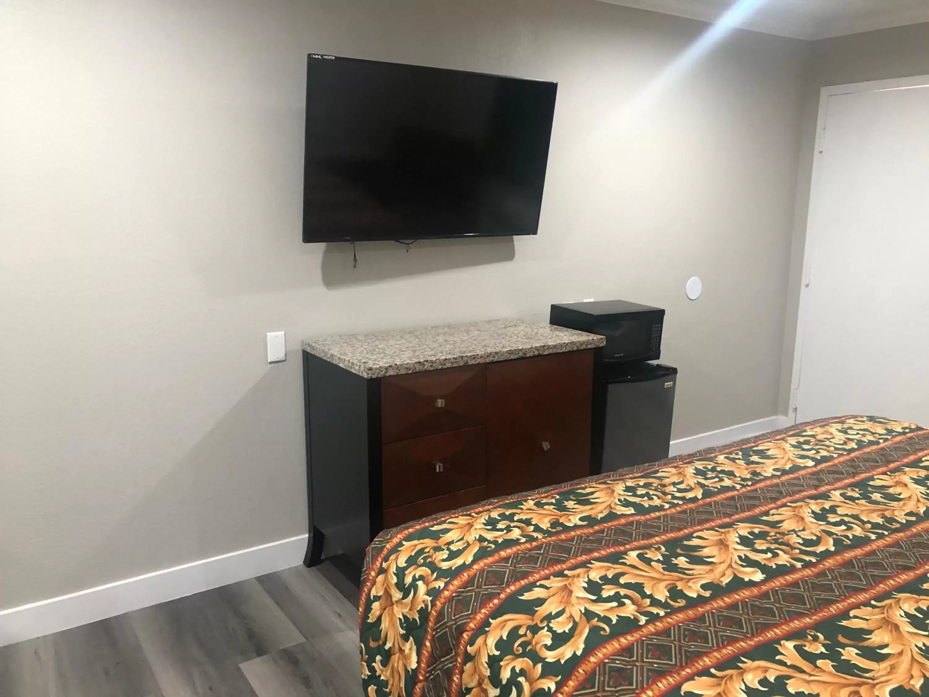 TV/Entertainment Center in Economy Inn - Ontario Airport