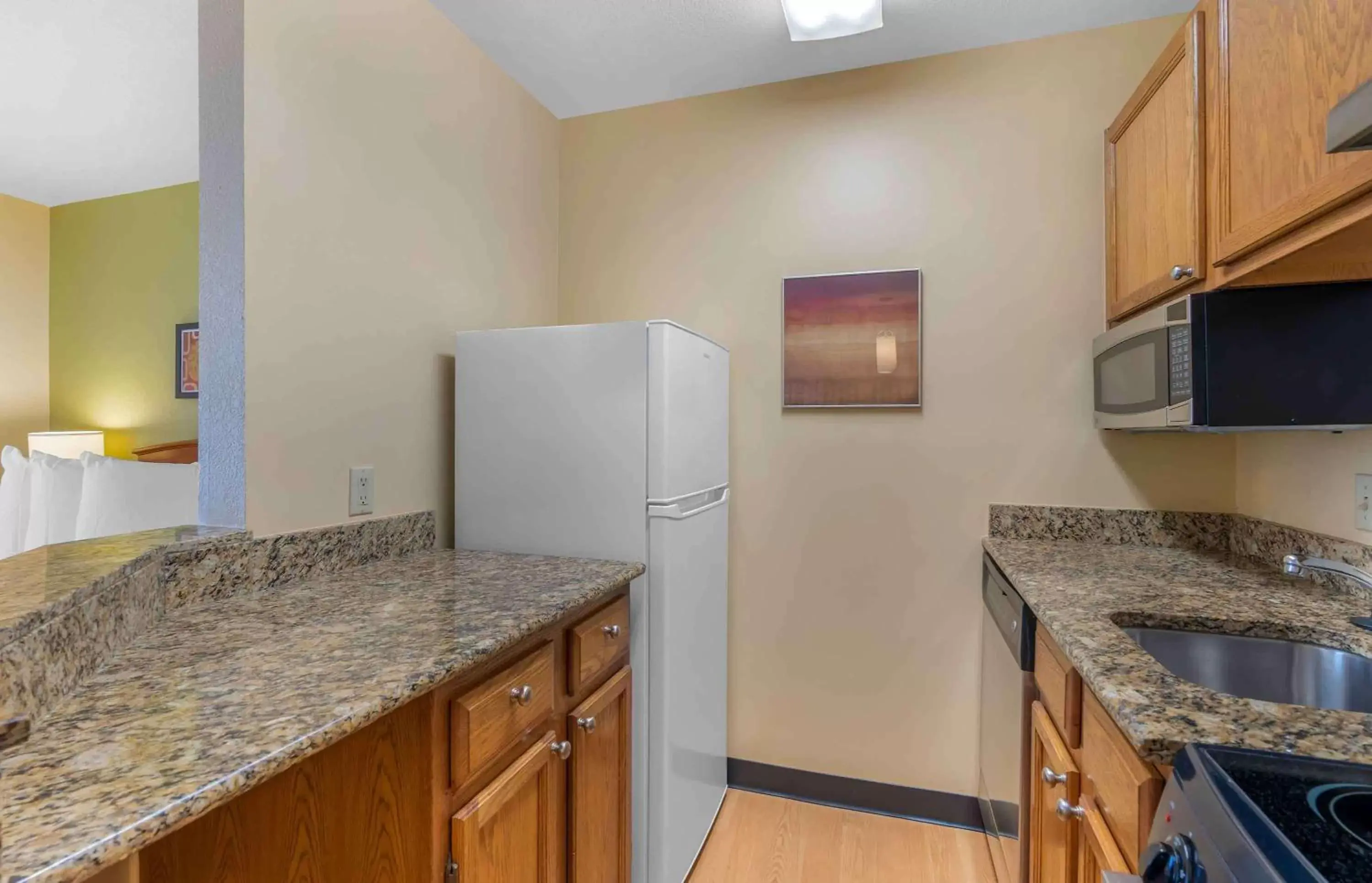 Bedroom, Kitchen/Kitchenette in Extended Stay America Suites - Newport News - Yorktown