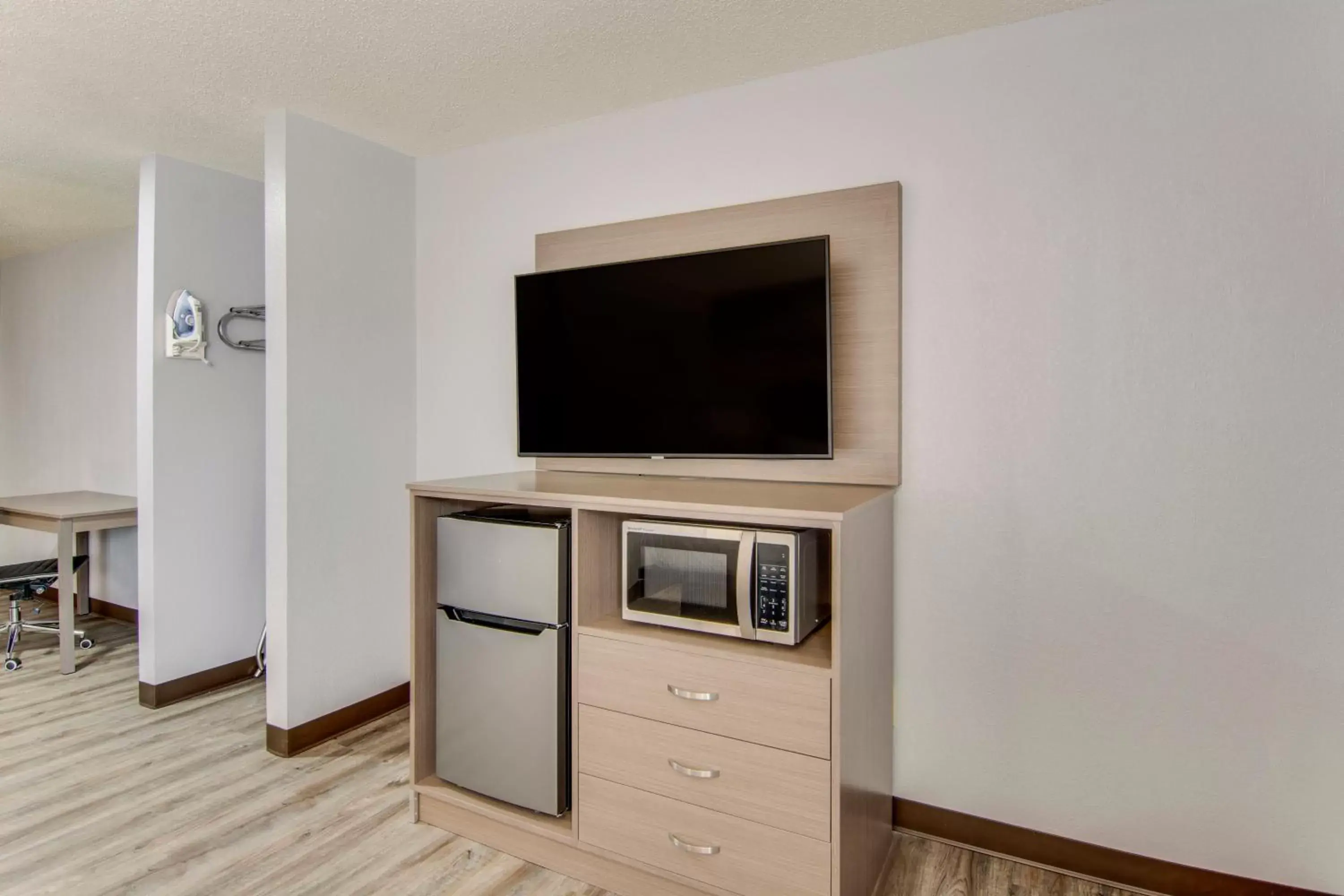 TV and multimedia, TV/Entertainment Center in Clarion Pointe on the Lake Clarksville - South Hill West