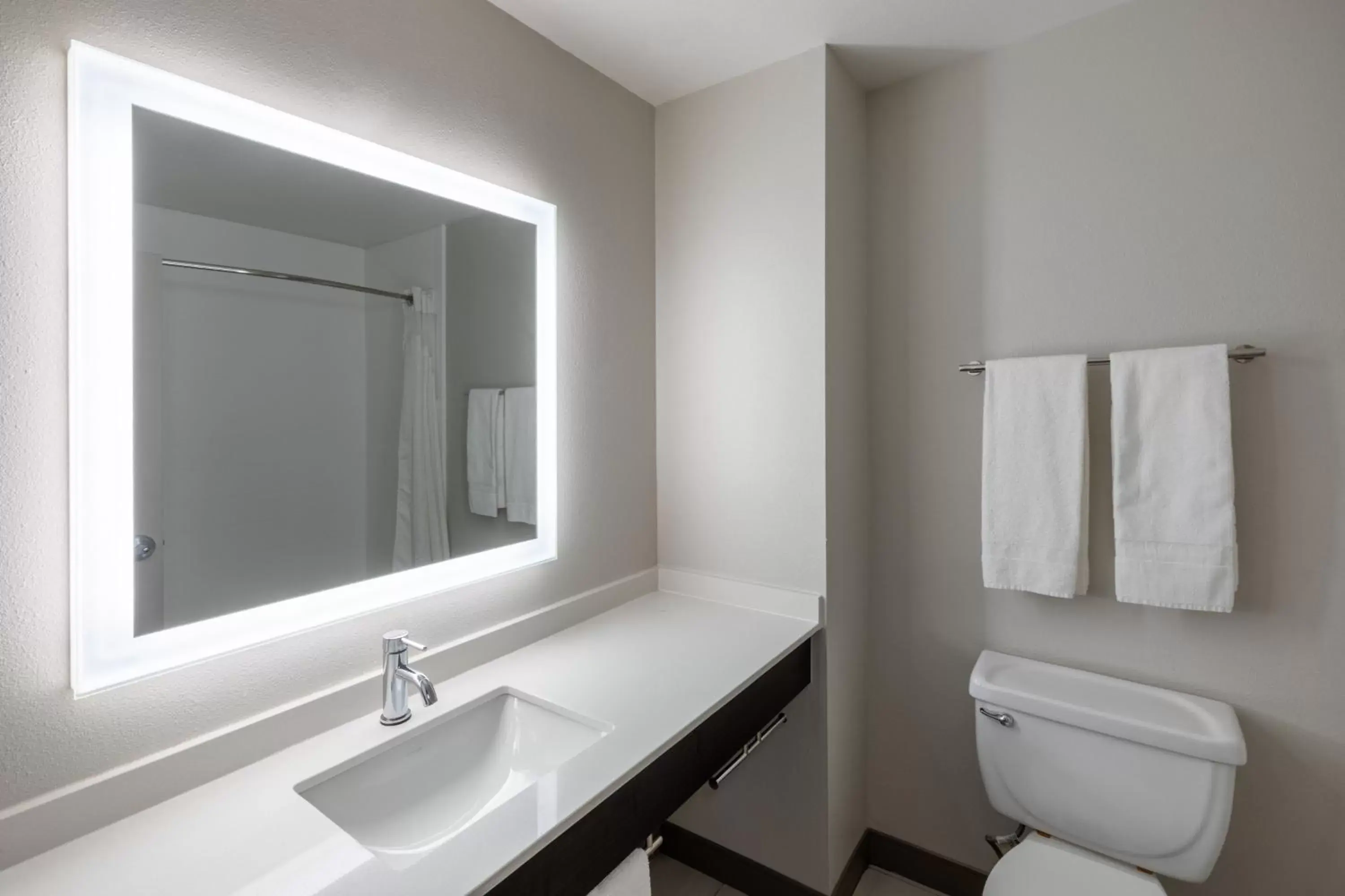 Photo of the whole room, Bathroom in Holiday Inn Express Minden, an IHG Hotel
