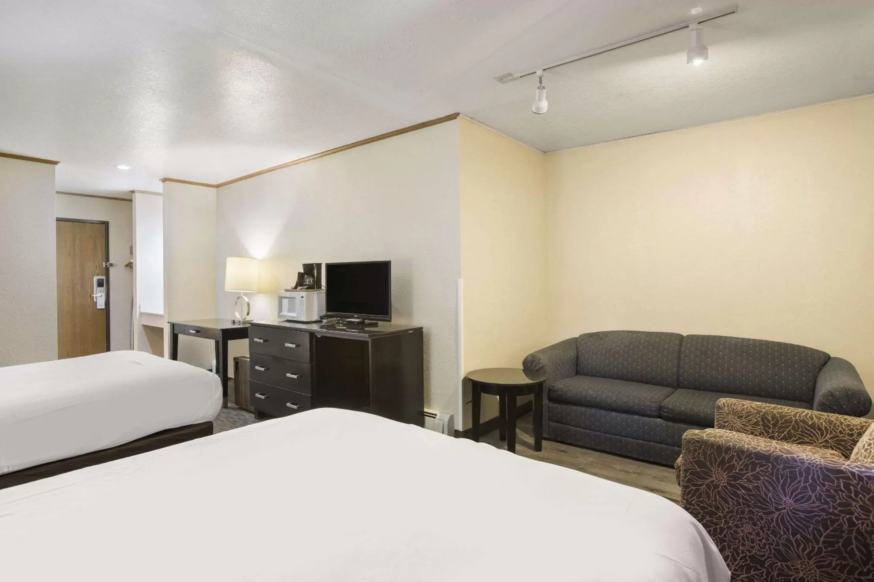 Bedroom, TV/Entertainment Center in Rodeway Inn & Suites Mackinaw City Bridgeview