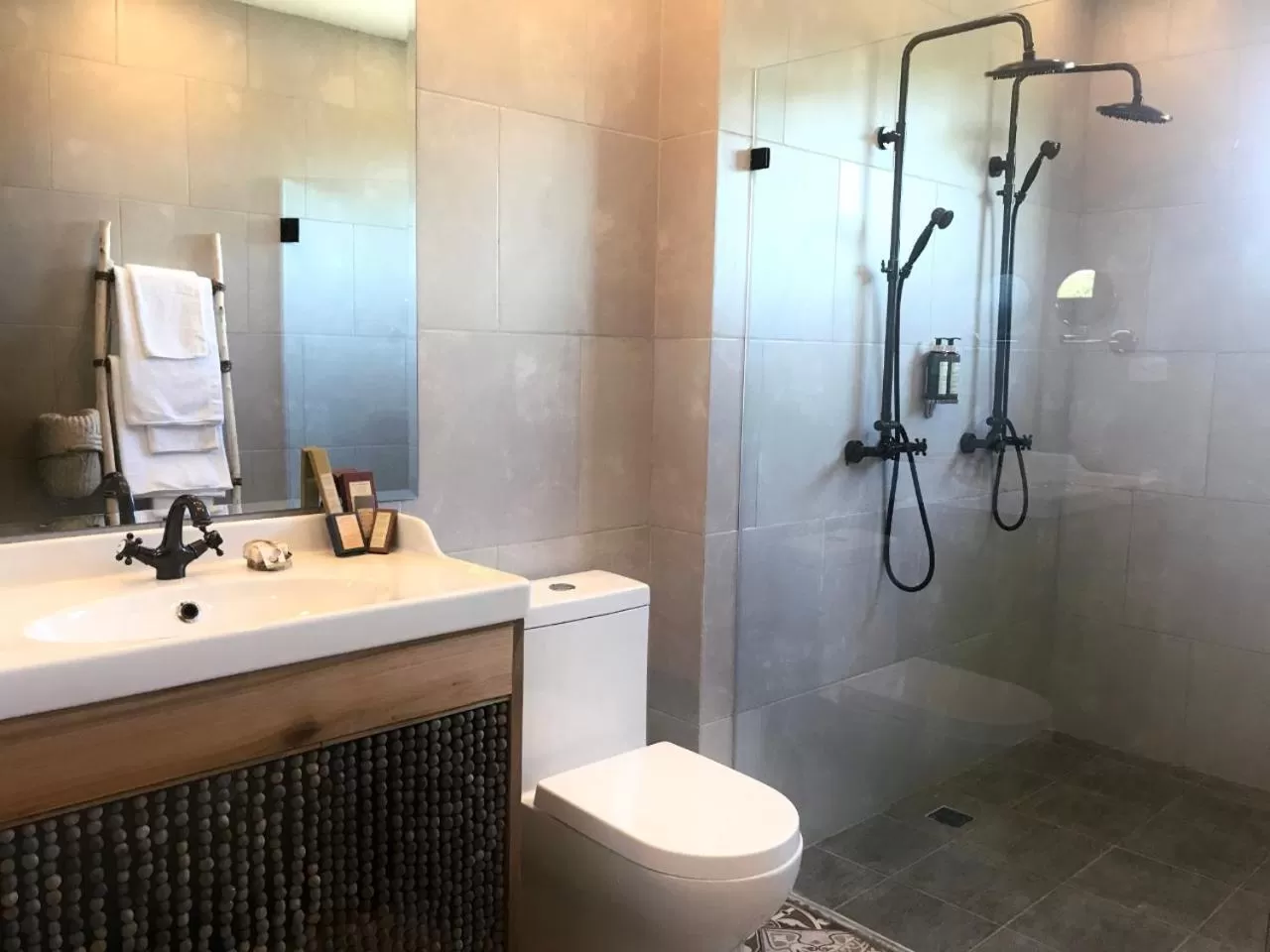 Bathroom in Saman Boutique Hotel By Mint