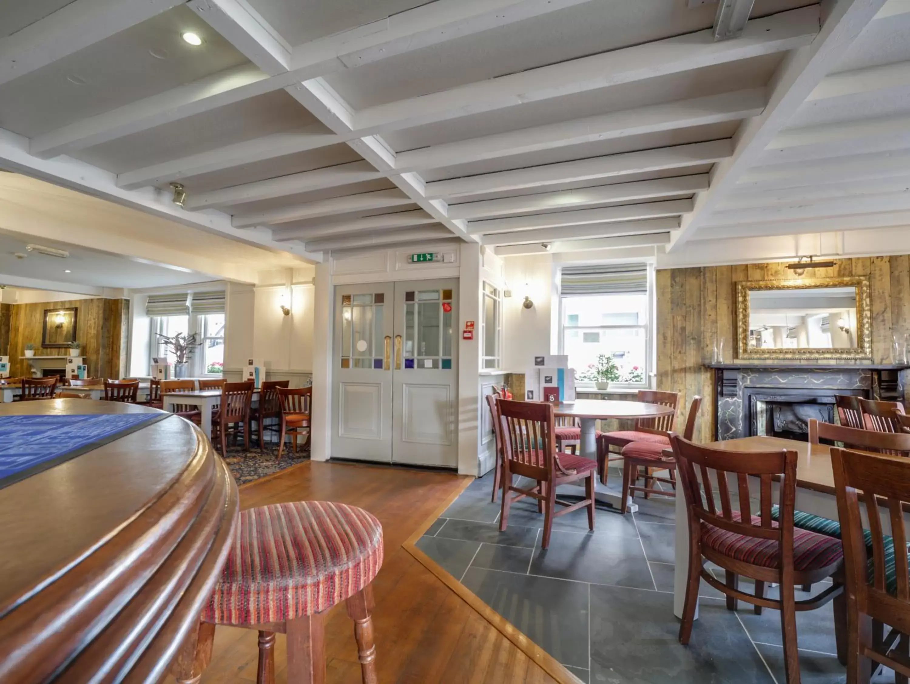 Lounge or bar, Restaurant/Places to Eat in The Swan Hotel